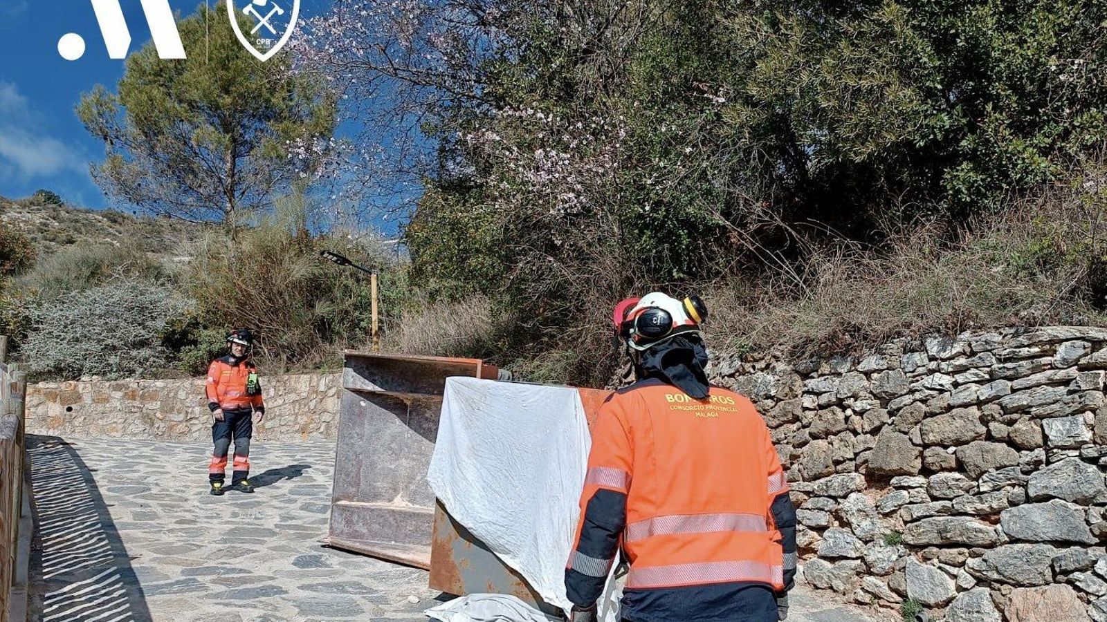 Los bomberos, en el lugar del accidente laboral.