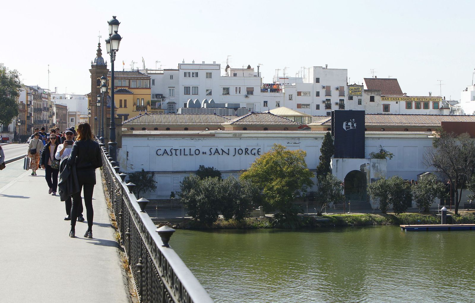 Las obras de mejora de la seguridad y estanqueidad del Mercado de Triana fueron adjudicadas por primera vez el 24 de julio de 2015.