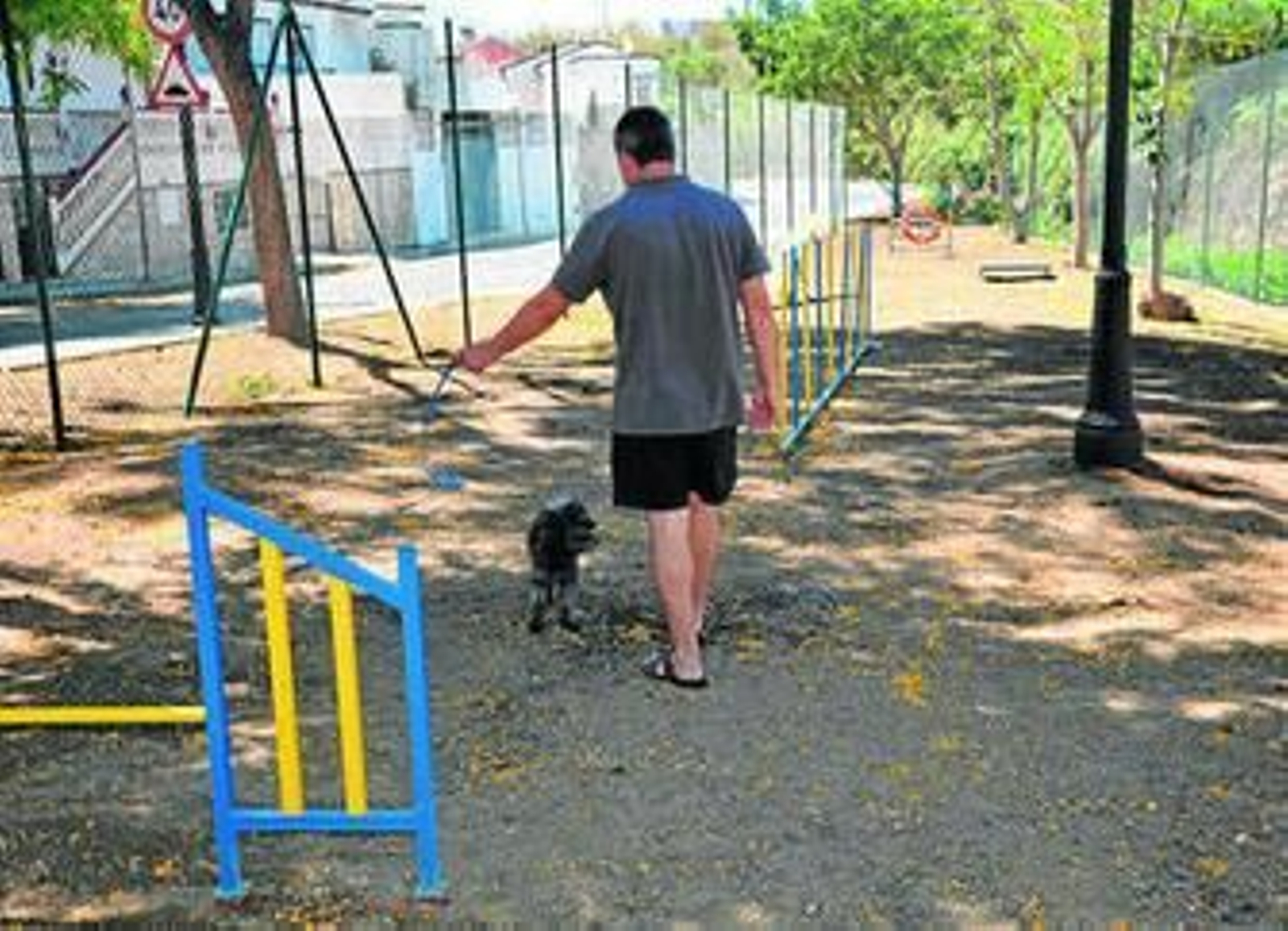 Un hombre junto a su perro en el parque canino de Los Pacos. Un hombre junto a su perro en el parque canino de Los Pacos.