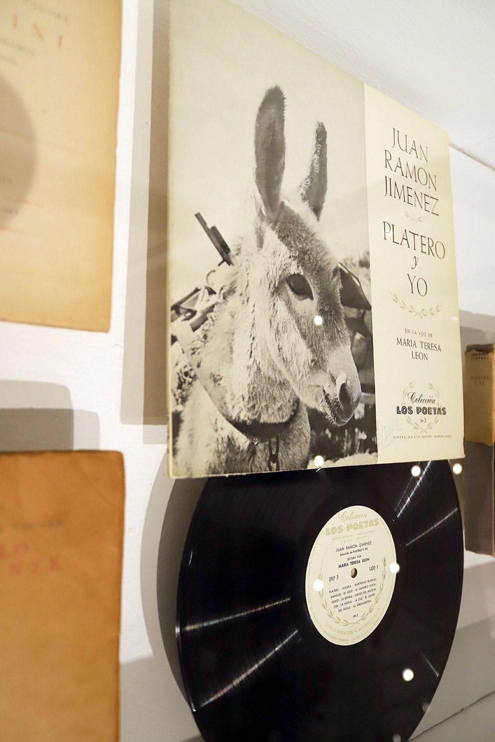 Las imágenes de la inauguración de la exposición 'Los Nuestros. Un puente de palabras'en el Comercial