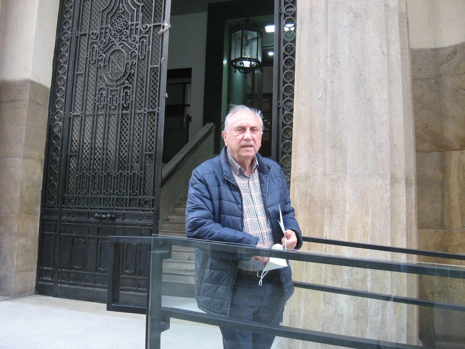 Eduardo Valverde en la pueta del instituto ‘Celia Viñas’, donde estudió el Bachillerato.