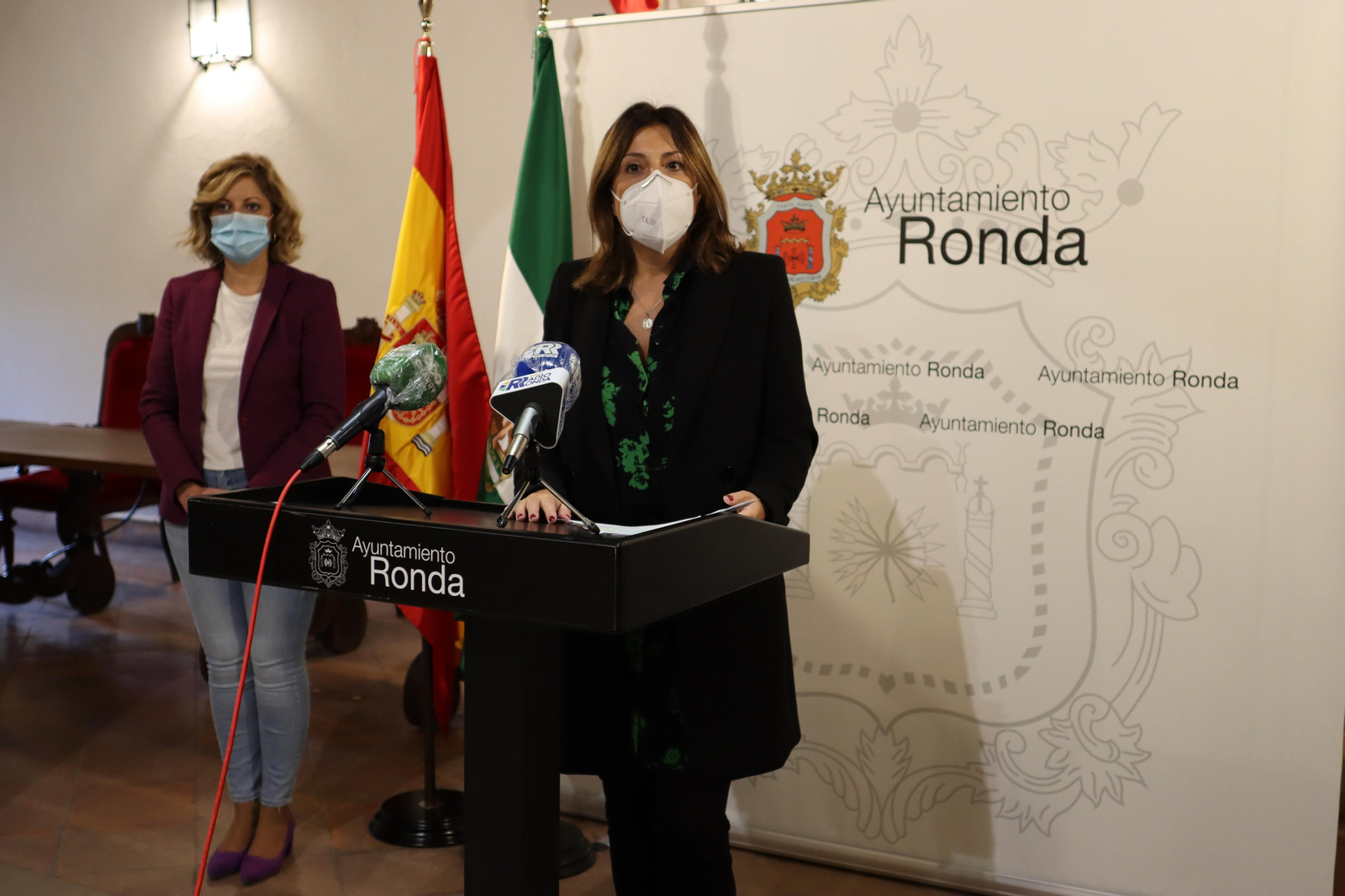 La alcaldesa de Ronda junto a la delegada municipal de Economía.