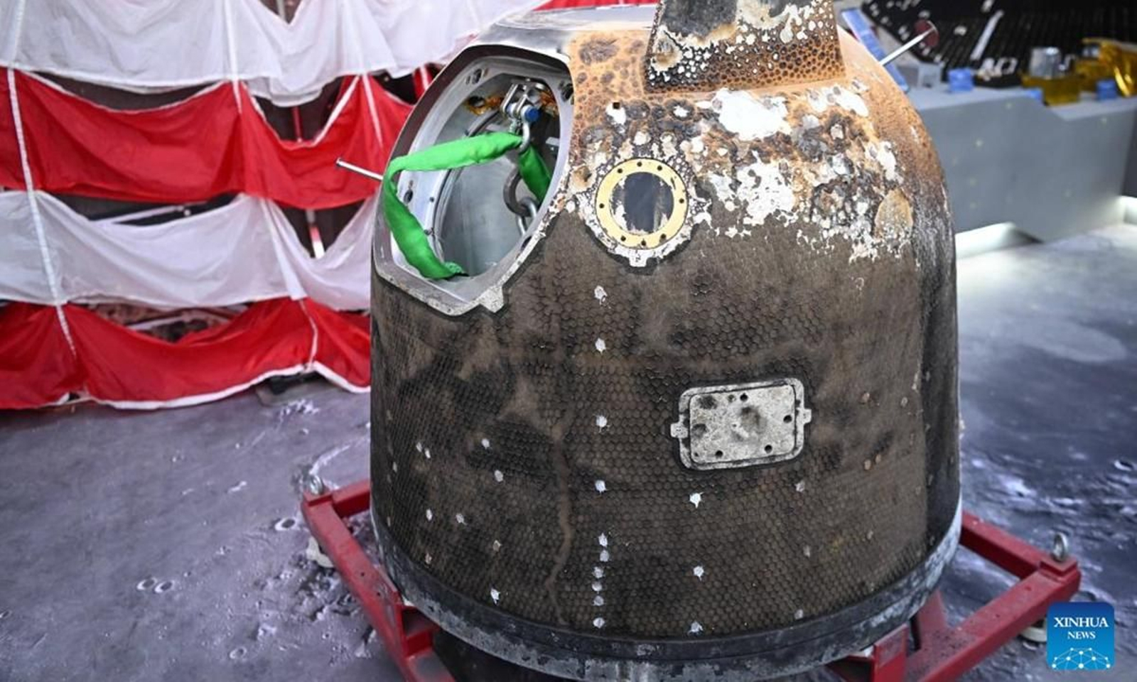 La cápsula de la Chang'e-6, a su regreso de la Luna.