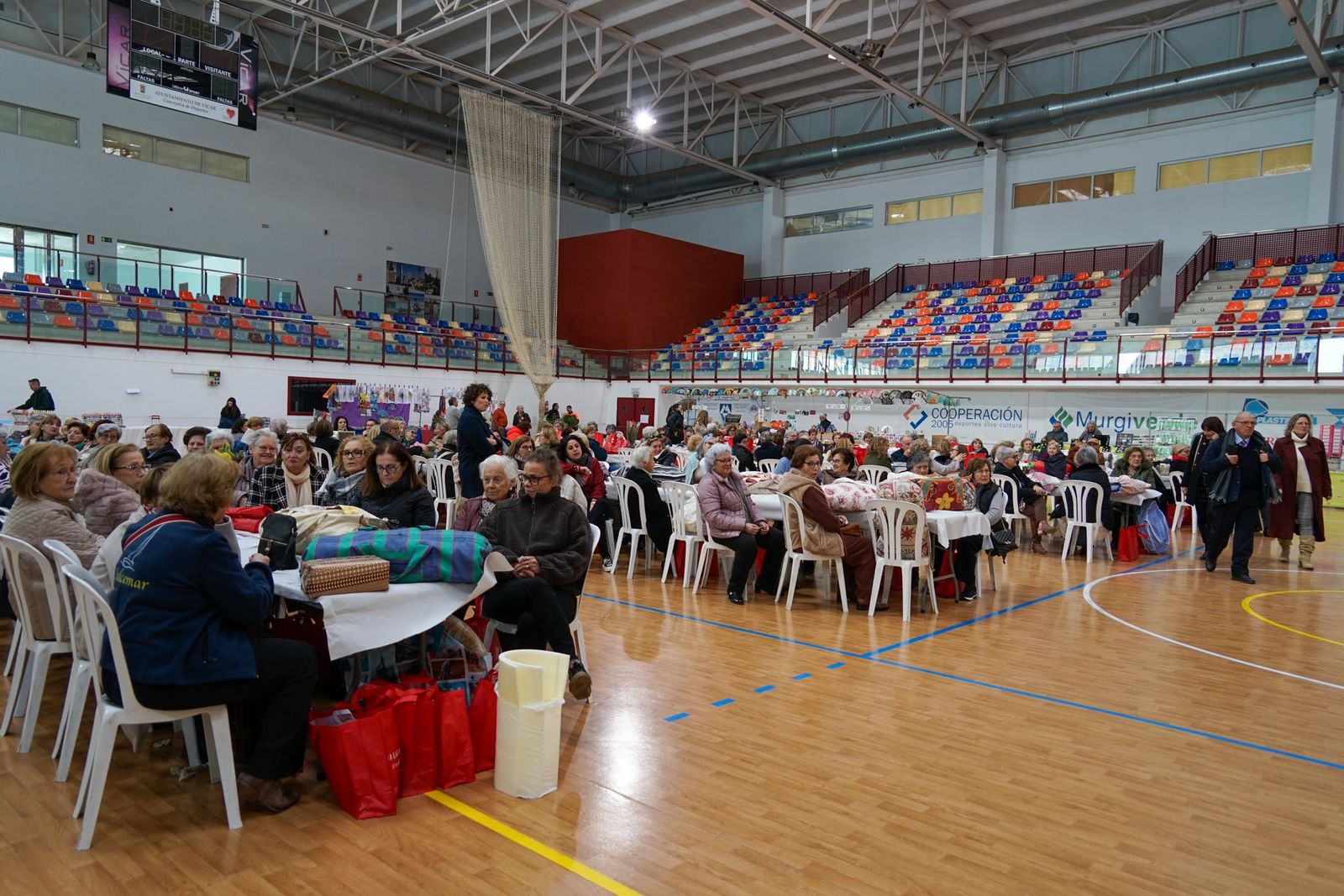 Encajeras de toda la provincia vuelven a convertir a Vícar en la capital de la artesanía y la tradición