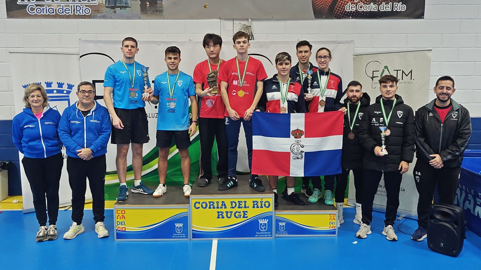 Liu y Esteban Rodríguez, en lo más alto del podio.