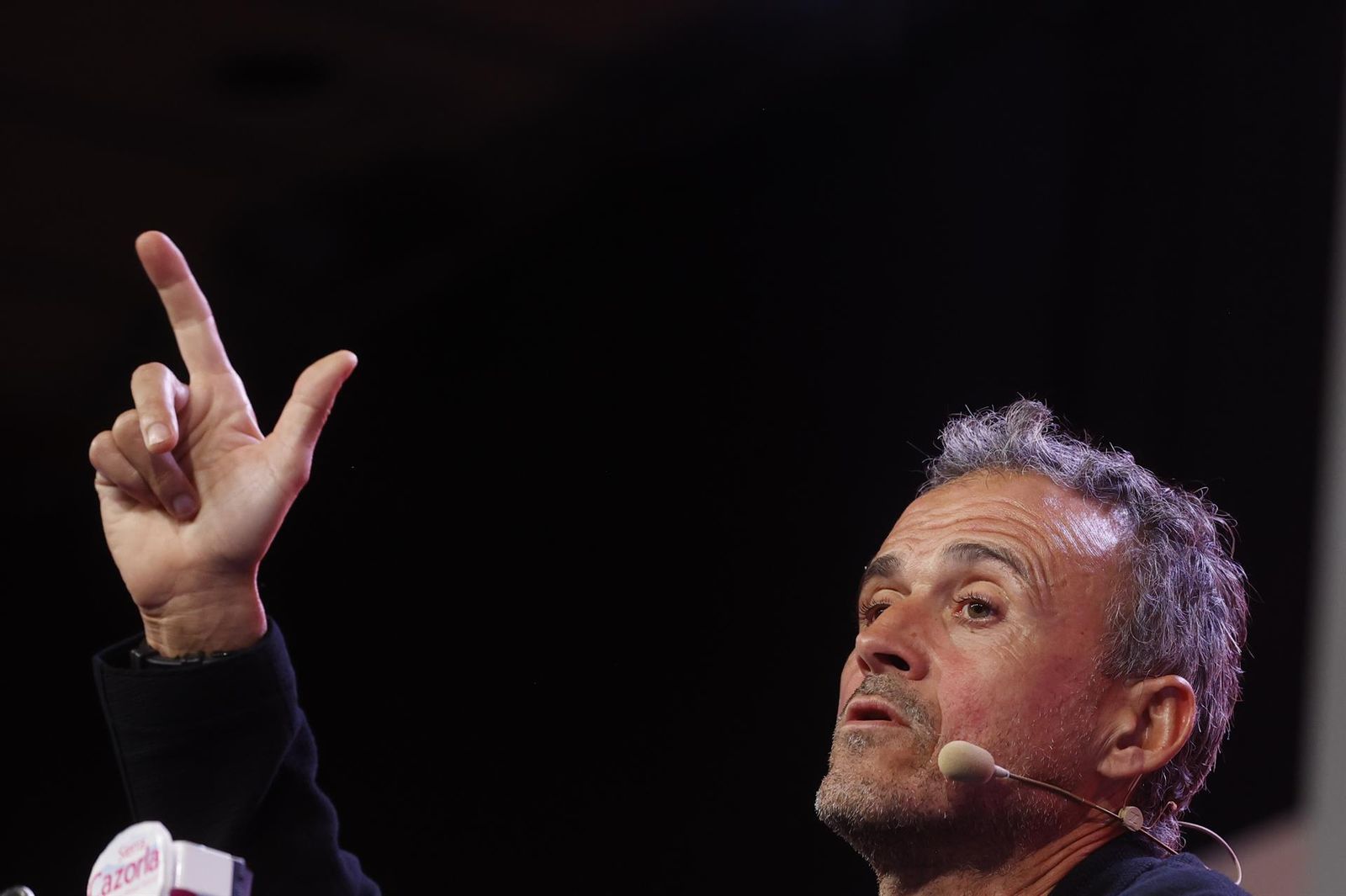 Luis Enrique se dirige a la prensa después de ofrecer la lista de 26.