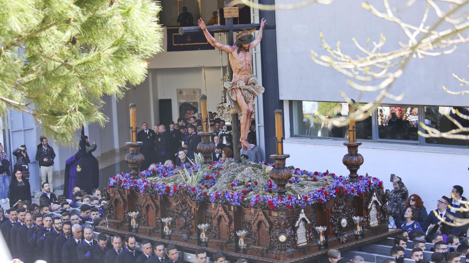 Desde el Ejido procesiona la hermandad de la Crucifixión.