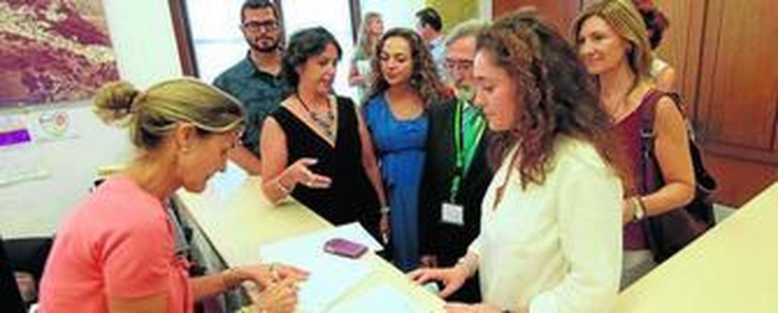 Momento en el que los cuatro grupos de la oposición en el Parlamento de Andalucía presentan la Proposición No de Ley.