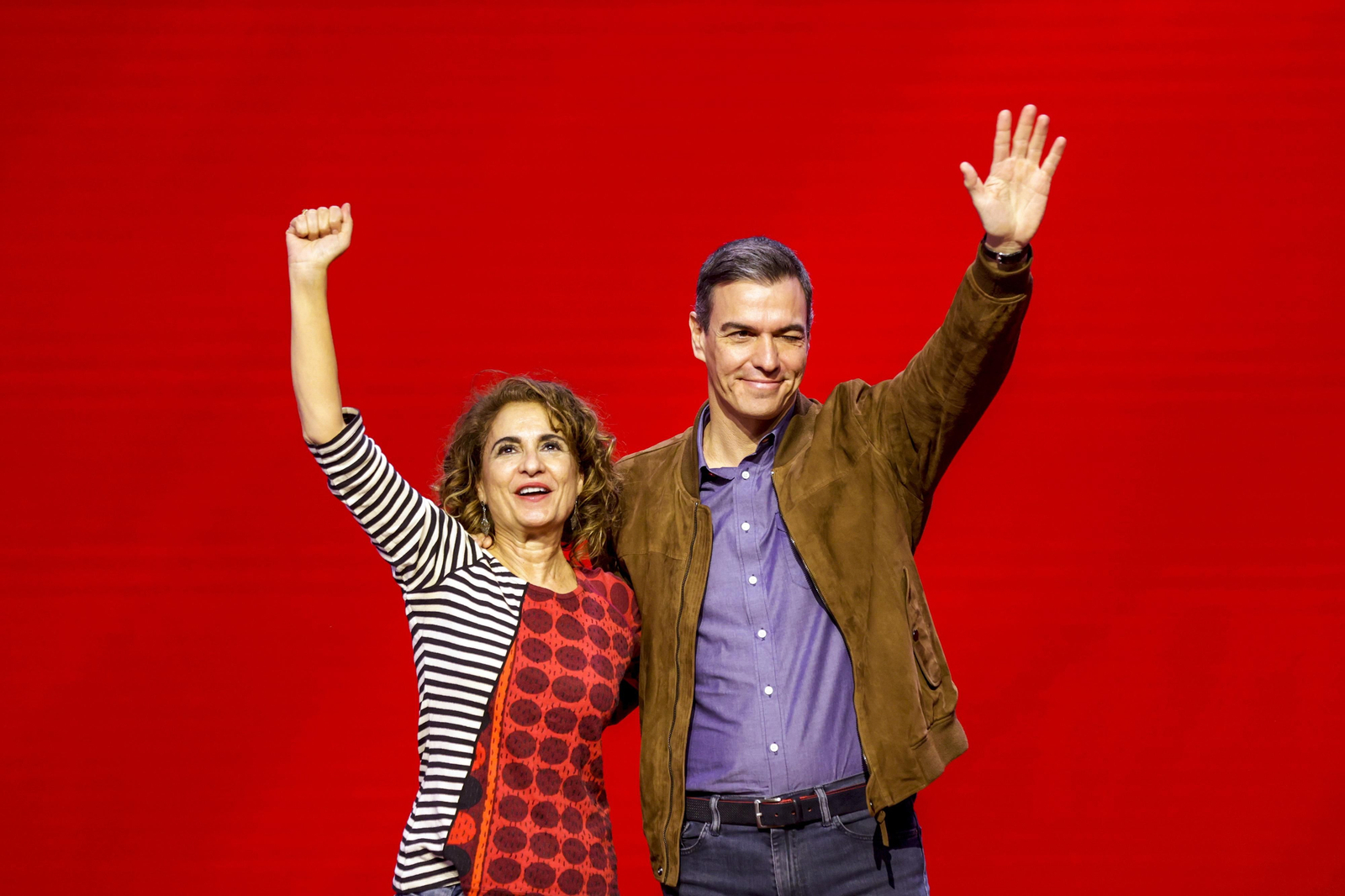 El presidente del Gobierno y líder del PSOE, Pedro Sánchez, junto con la vicepresidenta primera y ministra de Hacienda, María Jesús Montero