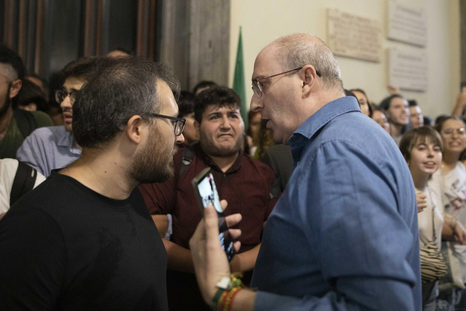 Altercados en la conferencia de Macarena Olona en Granada