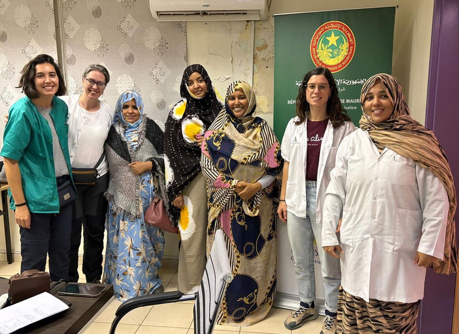 Vicenta Ruiz, la segunda por la izquierda junto a profesionales del hospital mauritano y otras profesionales cooperantes.