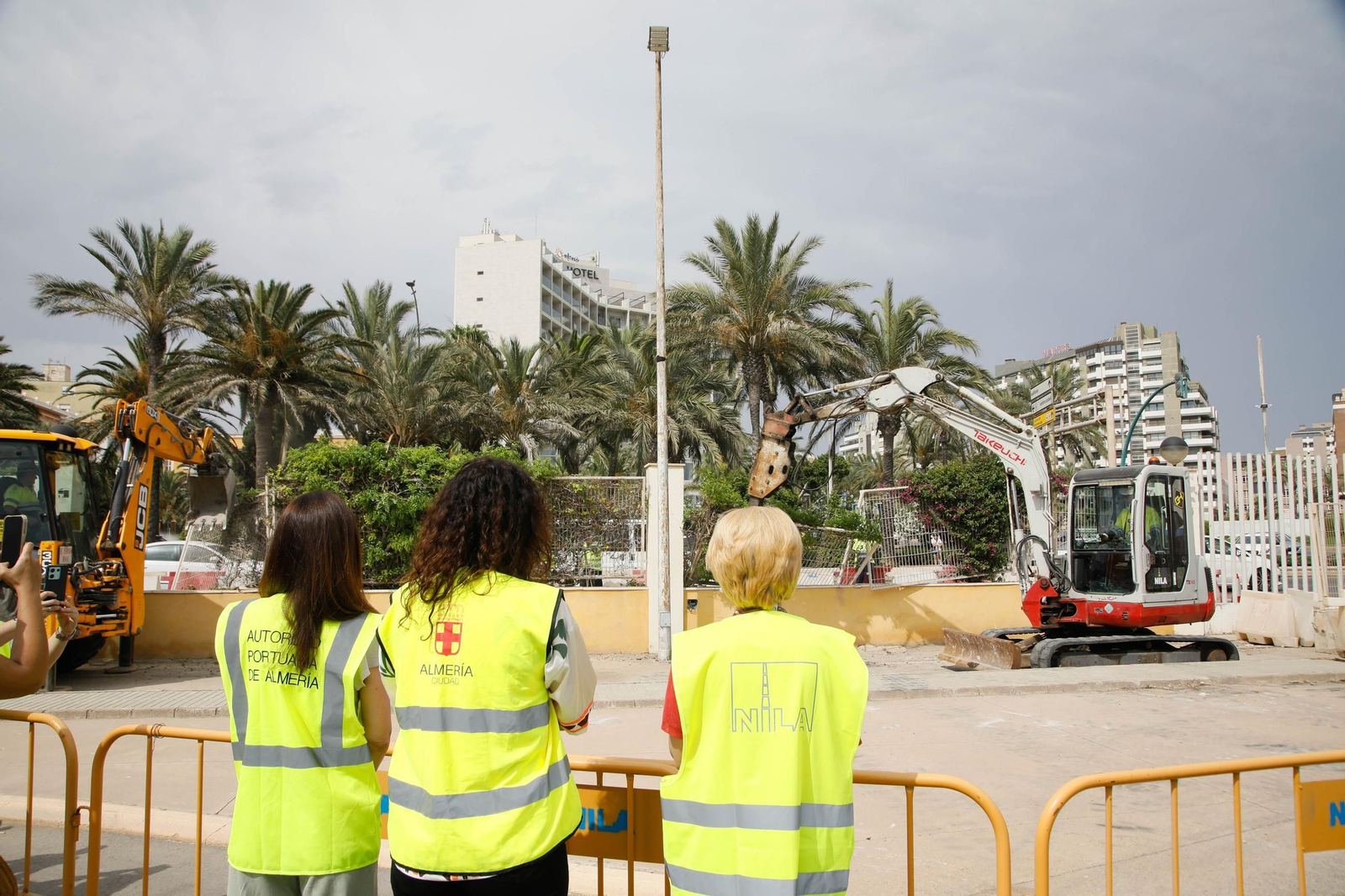 Las imágenes del derribo de la valla del Puerto, entrada de Muelle de Levante y Ribera I de Almería
