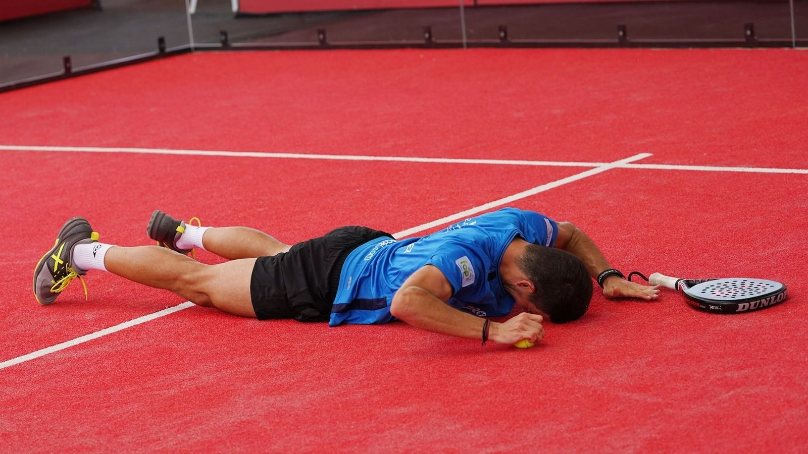Uno de los miembros de la pareja sevillana celebra el gran triunfo para meterse en cuartos.