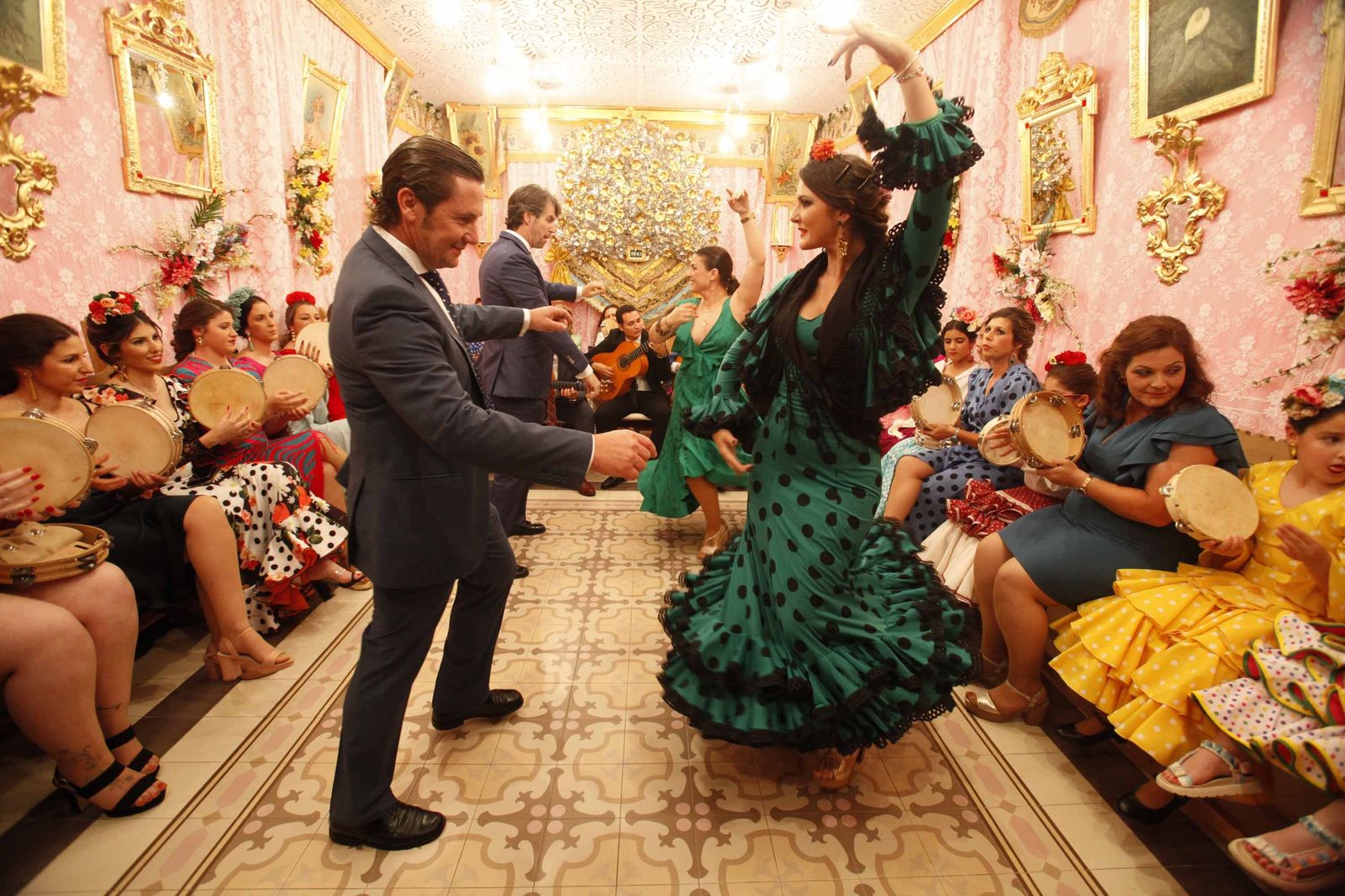 La localidad de Alosno vive con intensidad su festividad de las Cruces de Mayo.