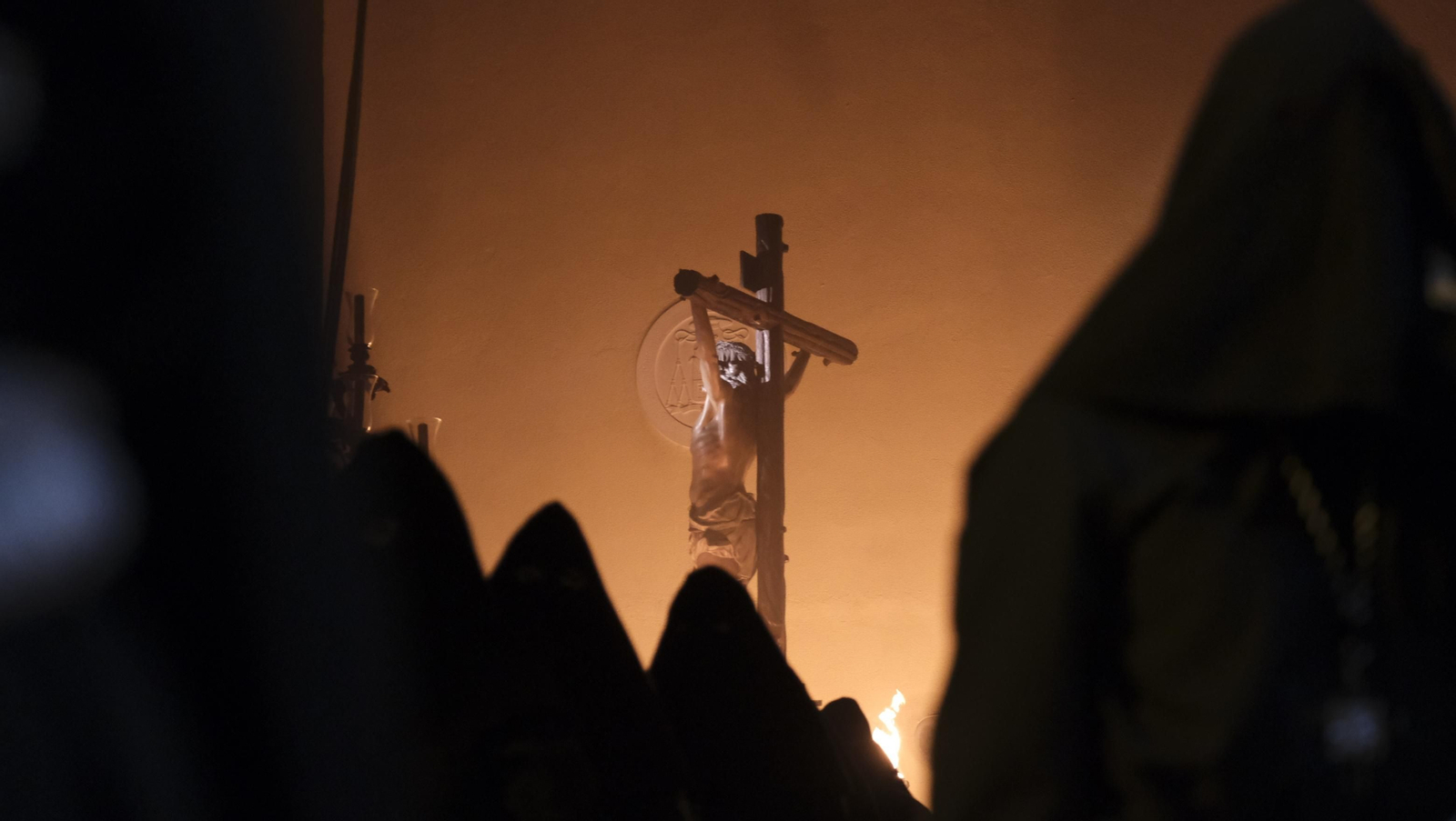 Procesión del Perdón en Almería, en imágenes