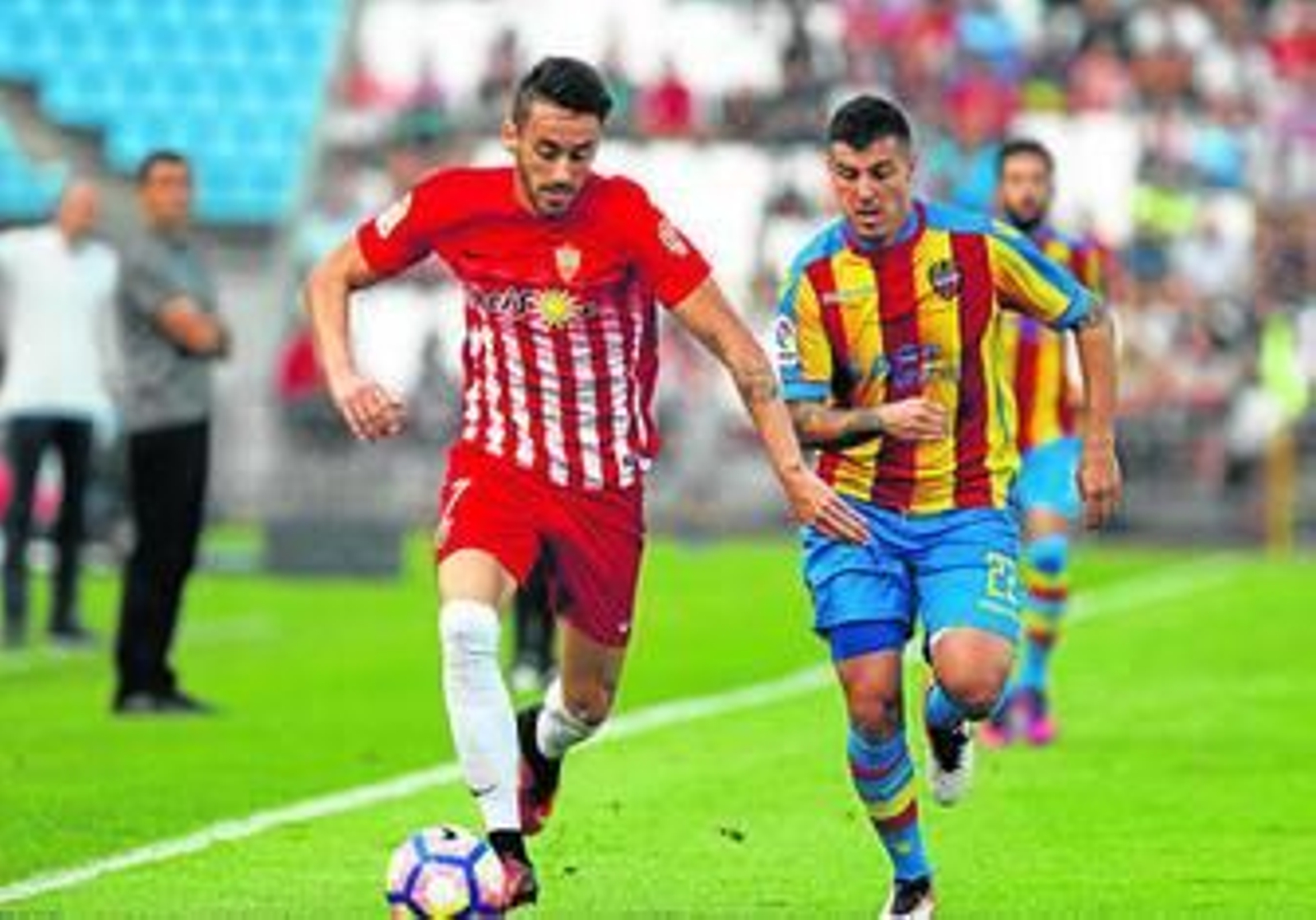 Iago Díaz intenta marcharse en velocidad de su marcador, el lateral zurdo Abraham Minero.