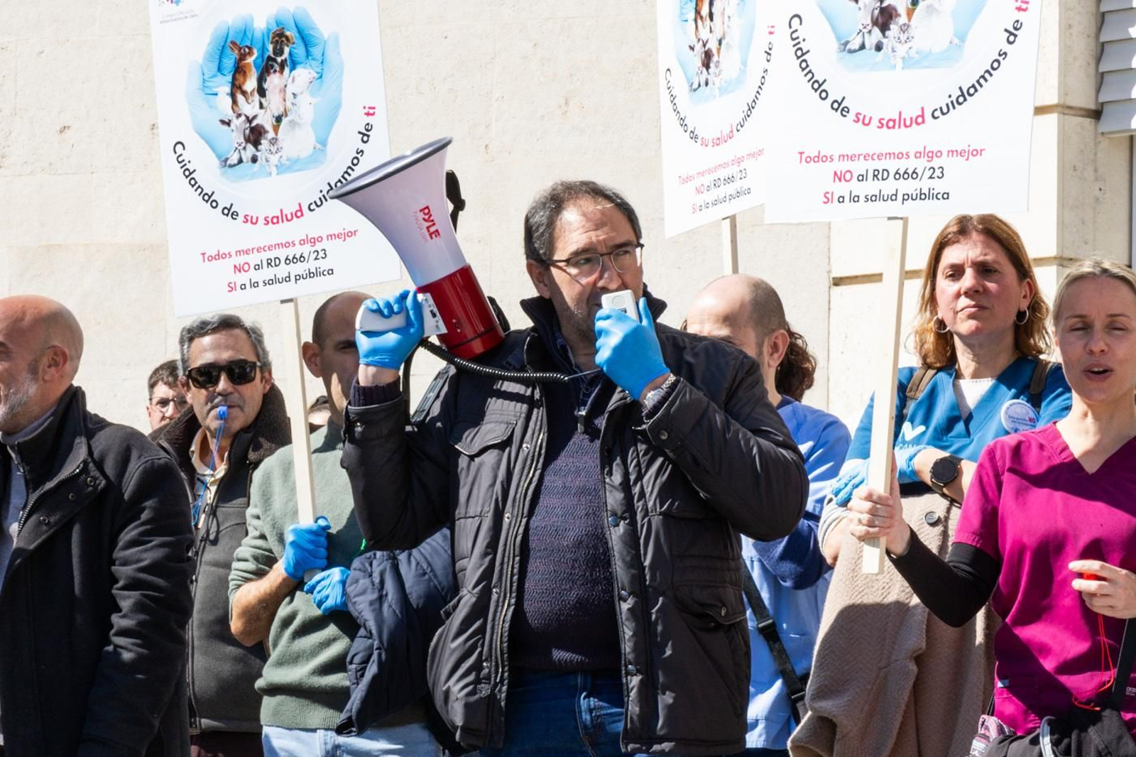 Concentración de veterinarios en protesta contra el real decreto 666/2023