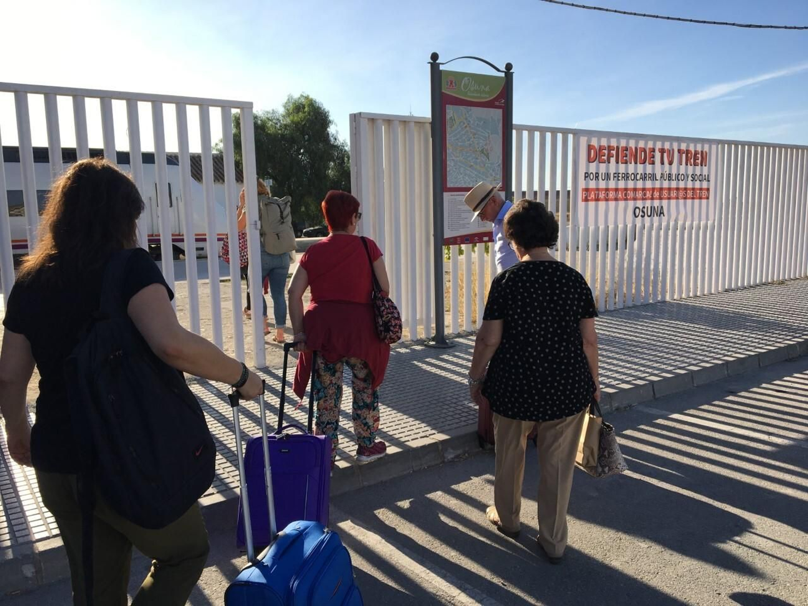 Viajeros entrando en la estación de Osuna tras ser recorrer en autobús el tramo desde Pedrera, en una imagen de archivo.