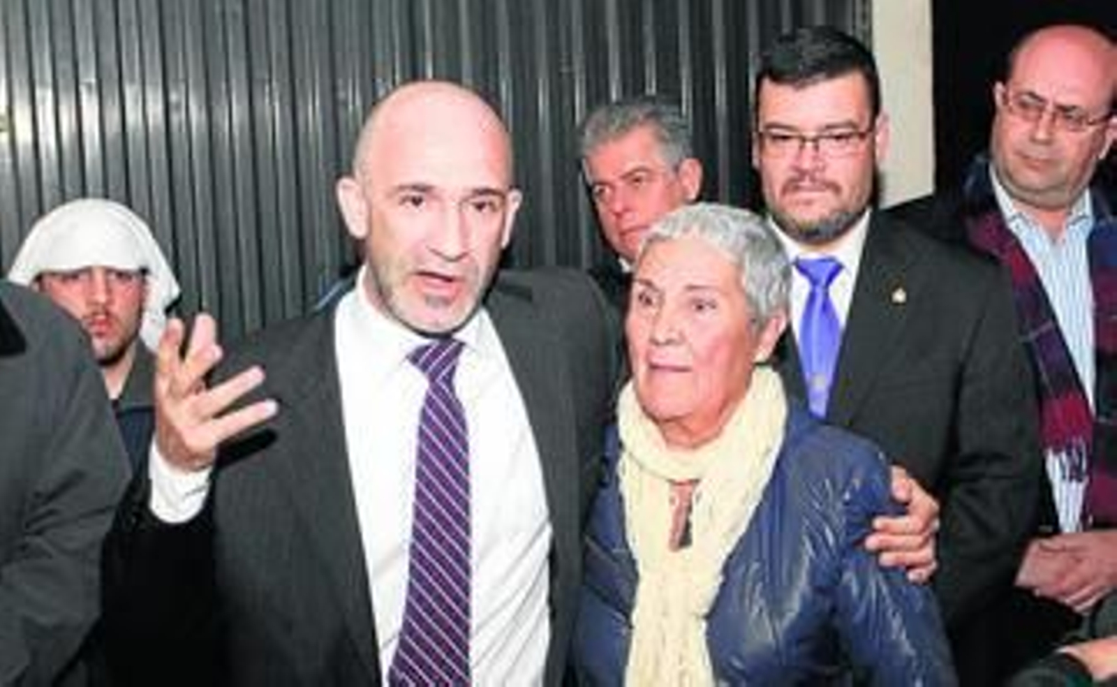 Francisco Espinar abraza a Marisol Martínez mientras recuerda emocionado la figura de Paco Cruz.