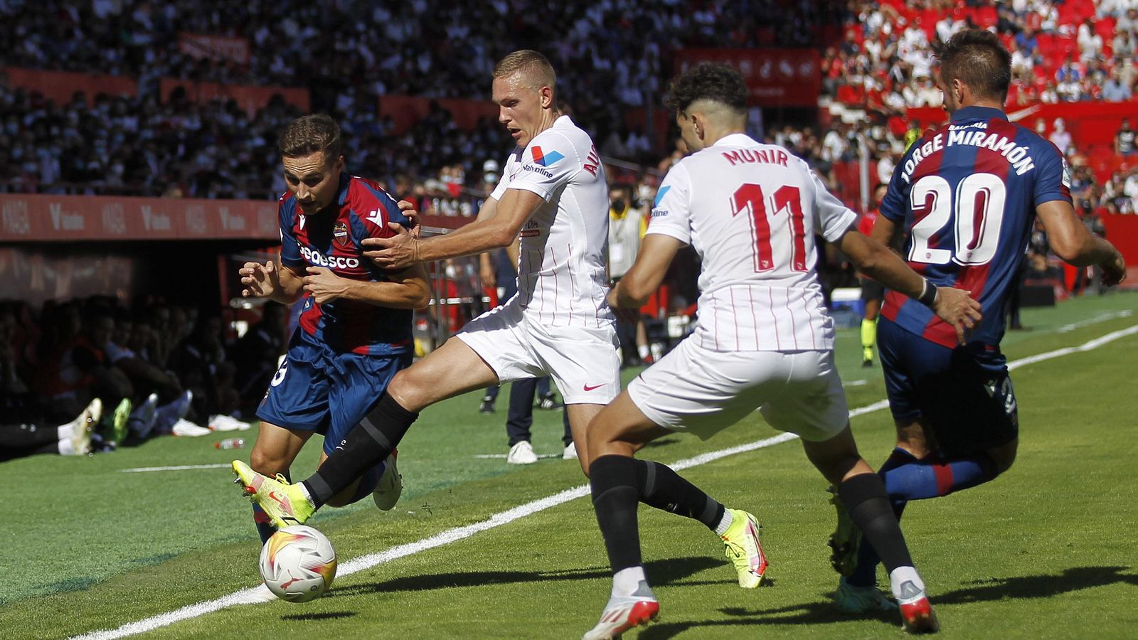 Augustinsson intenta frenar un avance de De Frutos.