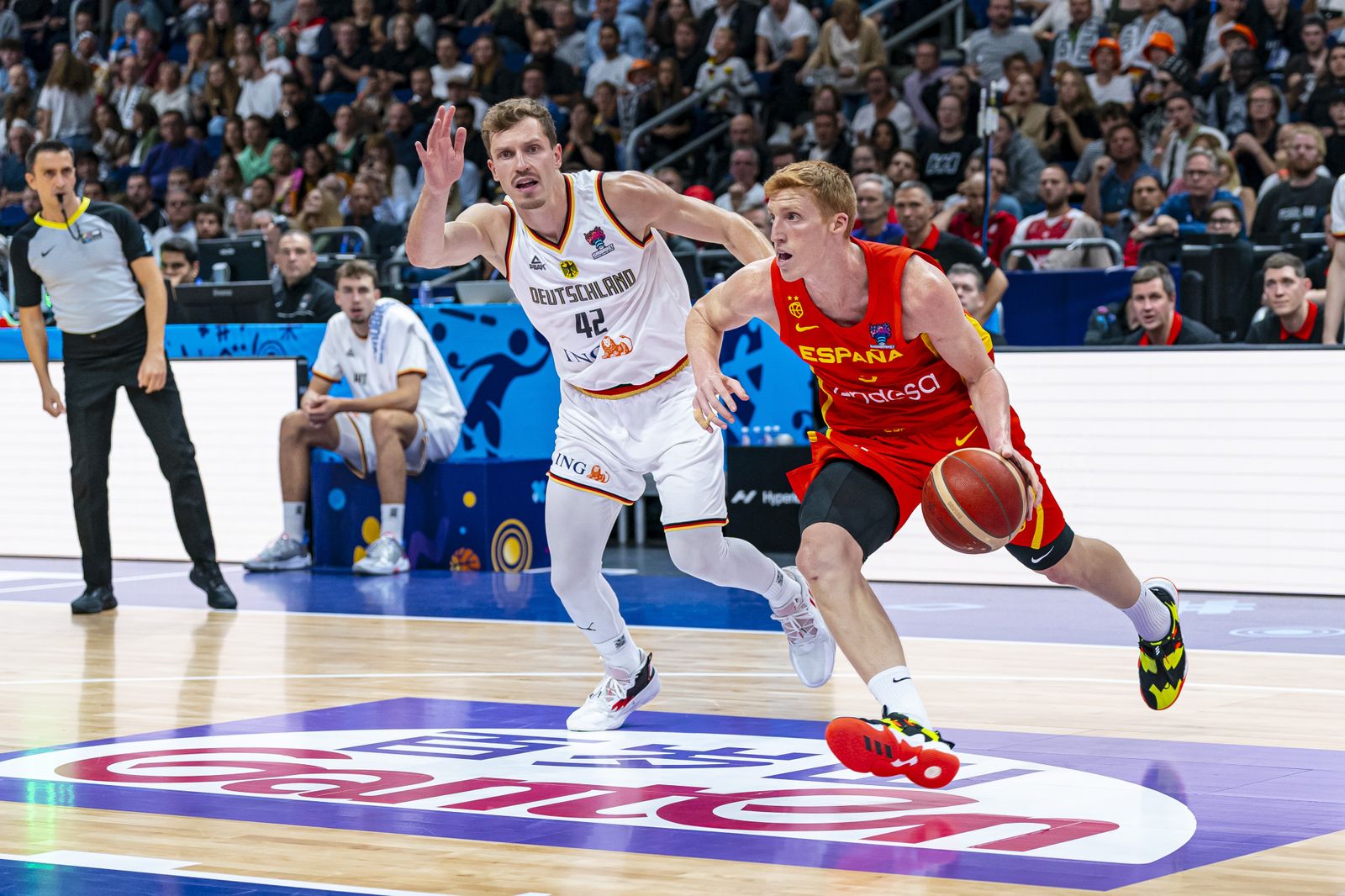 Alberto Díaz se marcha de la defensa de Andreas Obst.