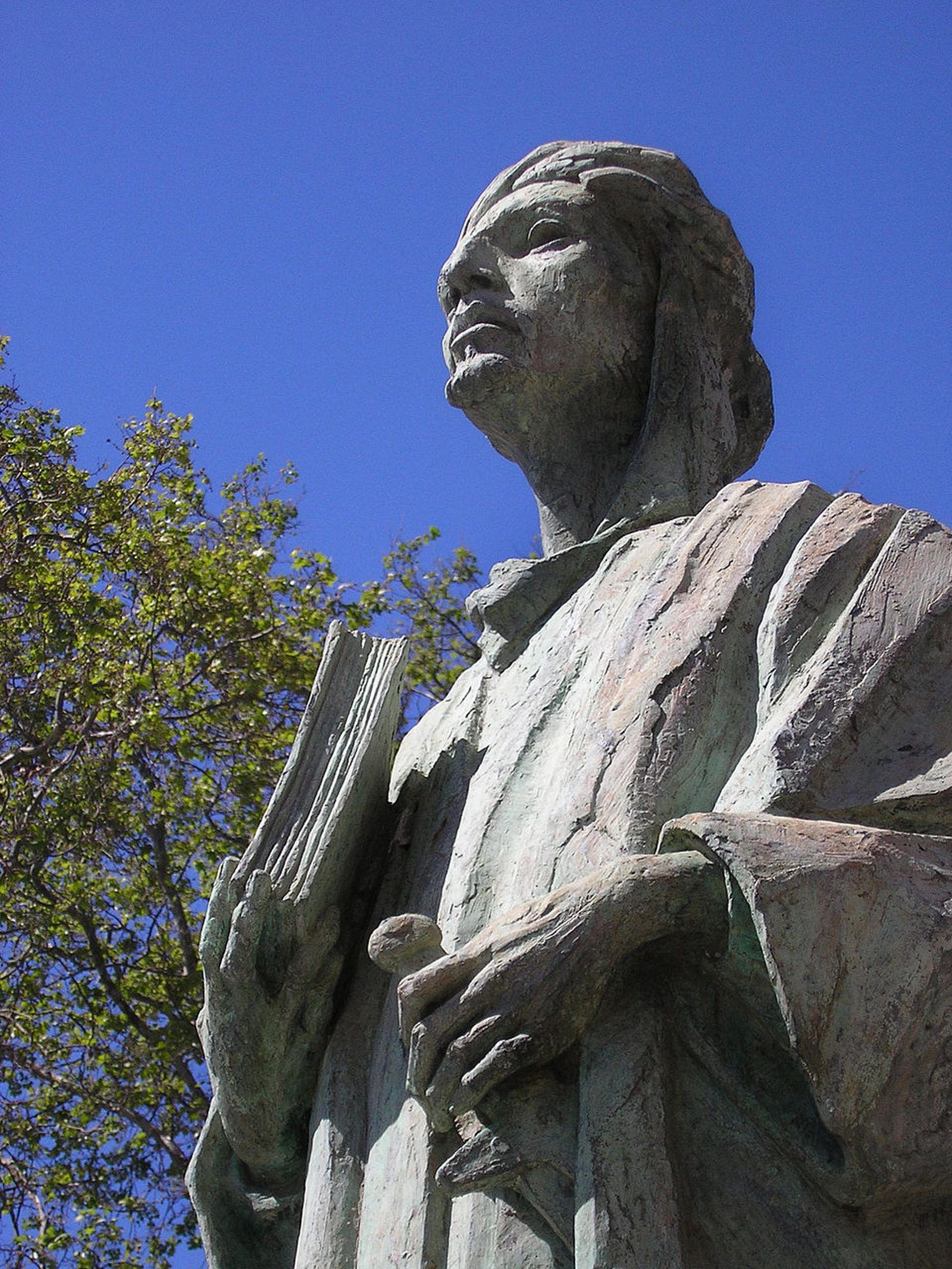 Antigua estatuta de Almanzor en Algeciras.