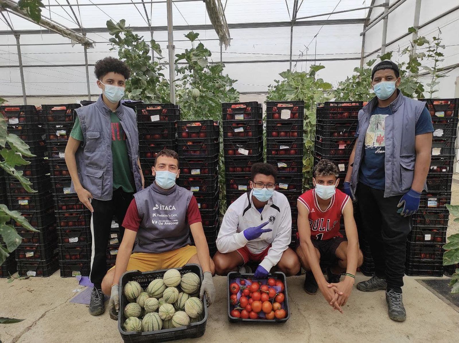 Jóvenes participantes en el proyecto 'Semillas' con su primera cosecha