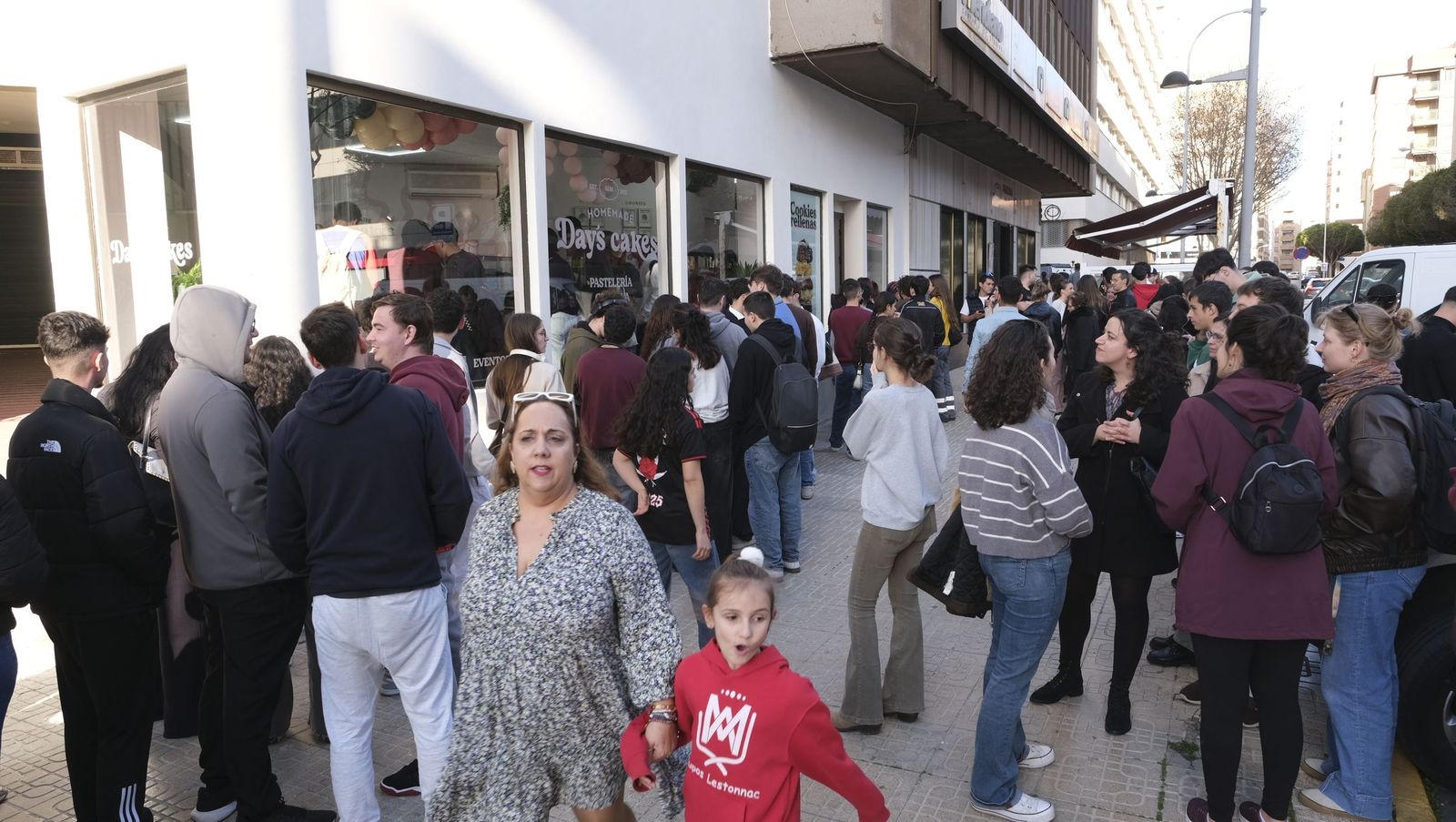 Colas interminables y tartas a un euro: la mejor 'cheesecake' de Almería conquista el centro de la ciudad