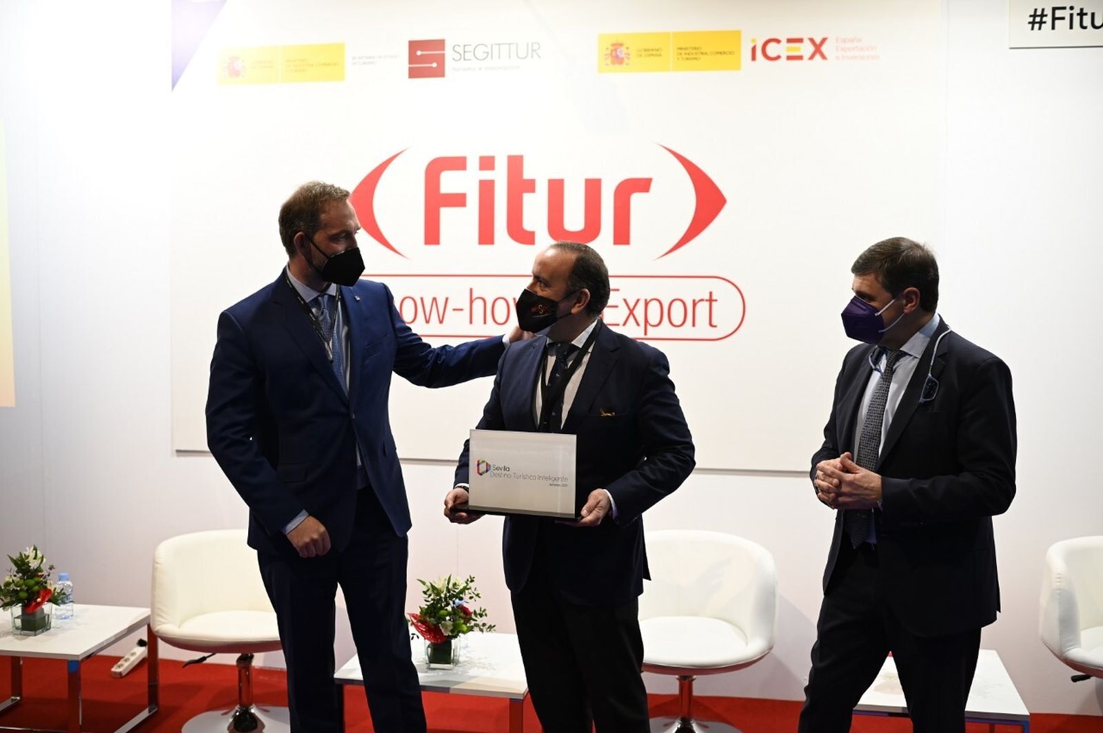 Francisco Páez recoge el distintivo en Fitur.