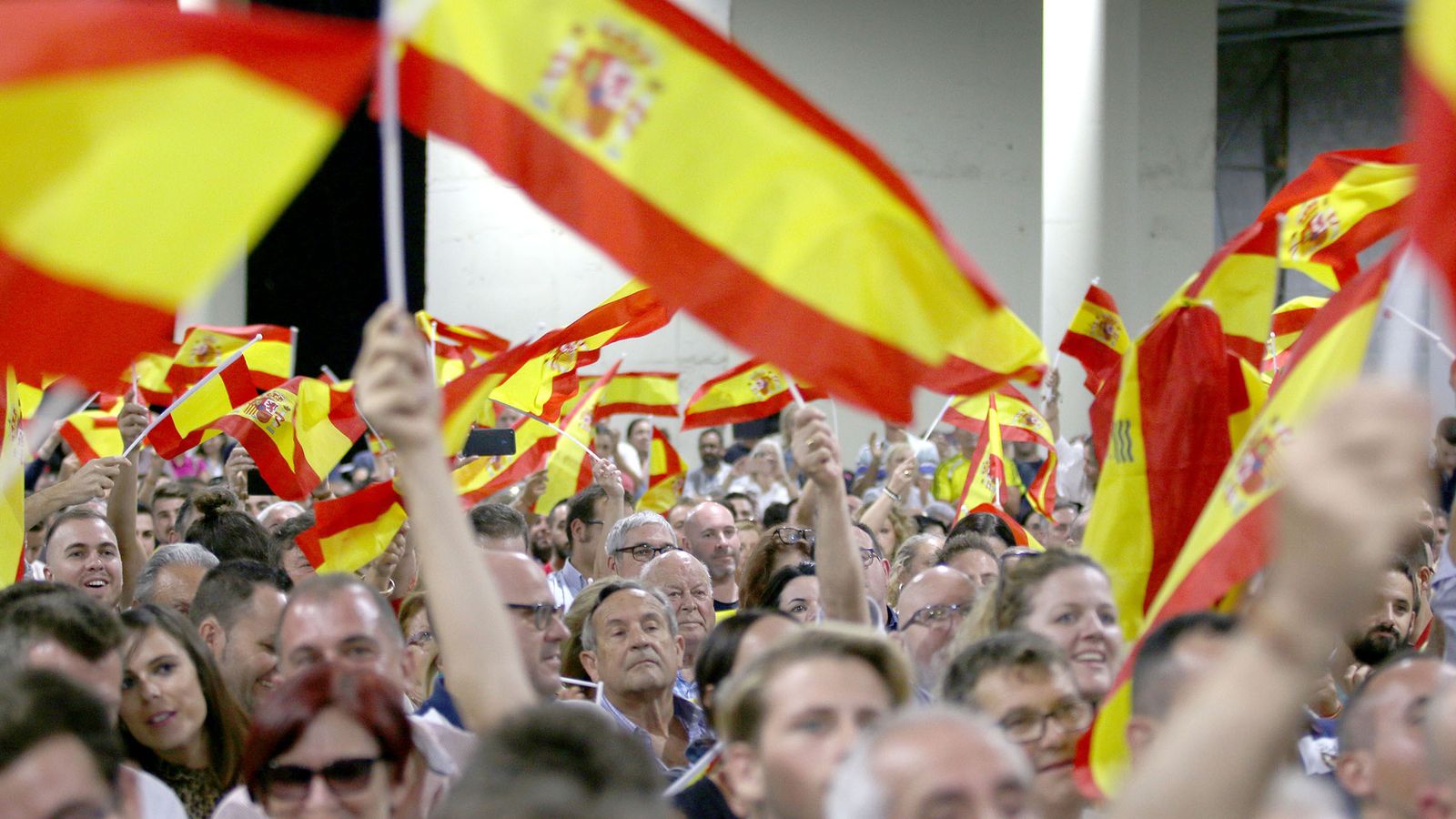 Miles de personas han secundado a Santiago Abascal en Aguadulce.