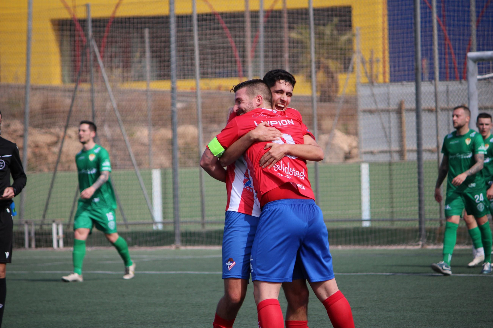 Campanas celebra con Pablo Checa su tanto del empate justo antes de poner rumbo a vestuarios.