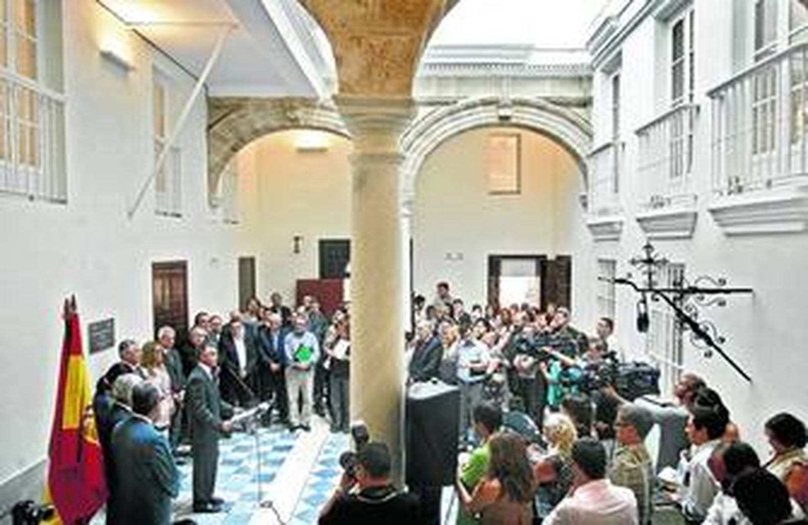 Políticos y gente de la cultura, en el patio principal de la Casa Pinillos en la tarde de ayer.