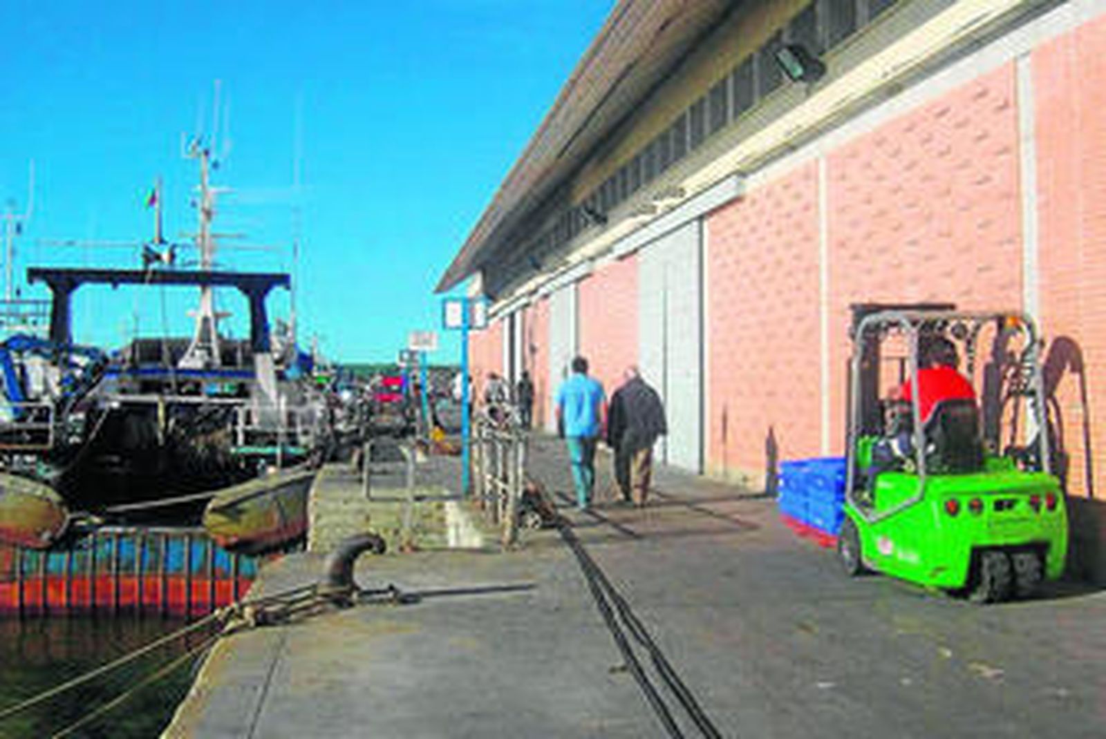 El puerto de Isla Cristina registraba ayer por la mañana escasa actividad.