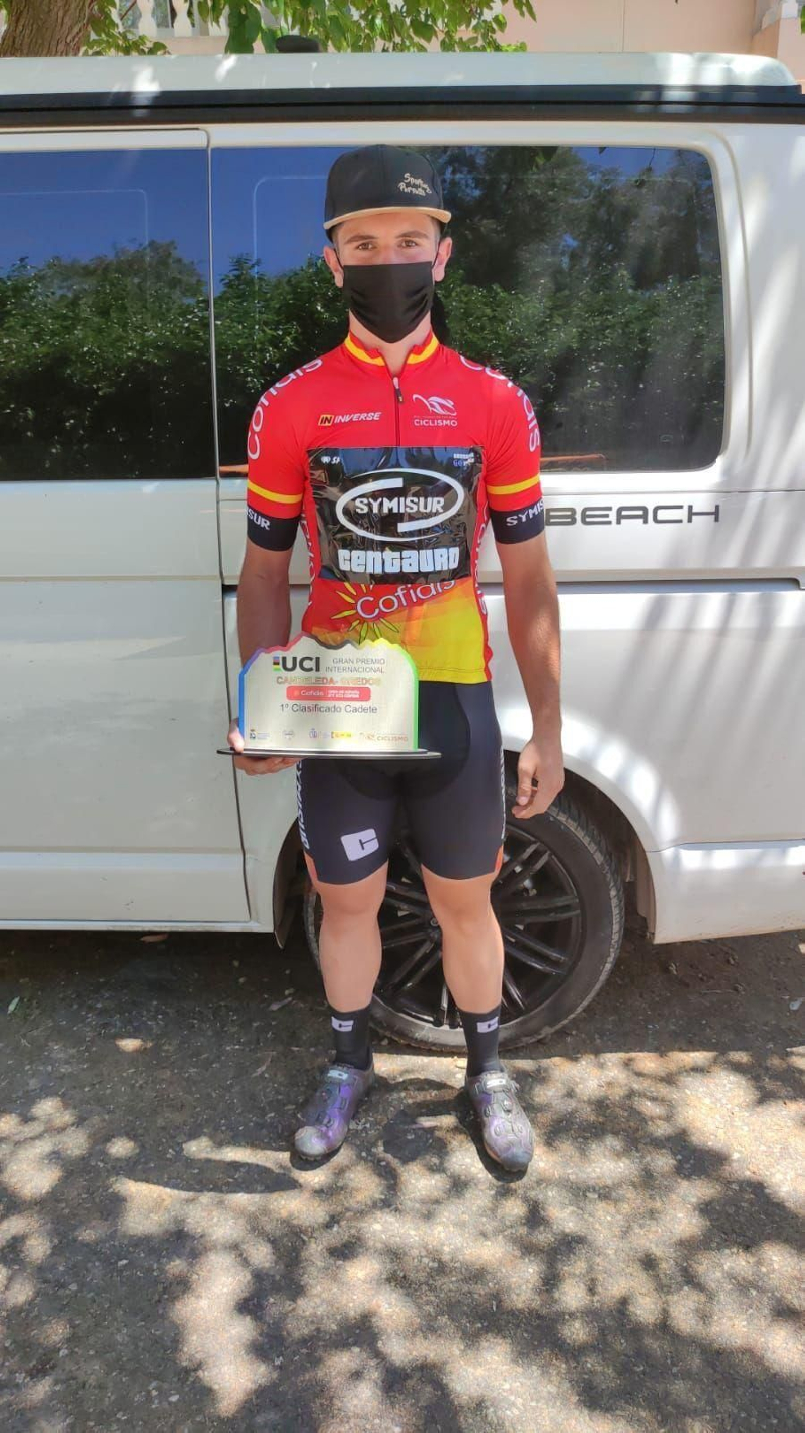 Hugo Franco posa con su trofeo de campeón del Open de España XCO cadete.