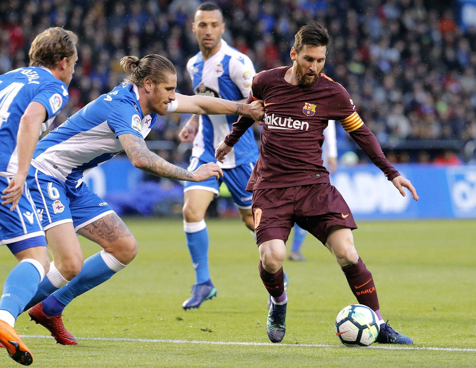El defensa del Deportivo Albentosa encima a Messi en el área para impedir que dispare.