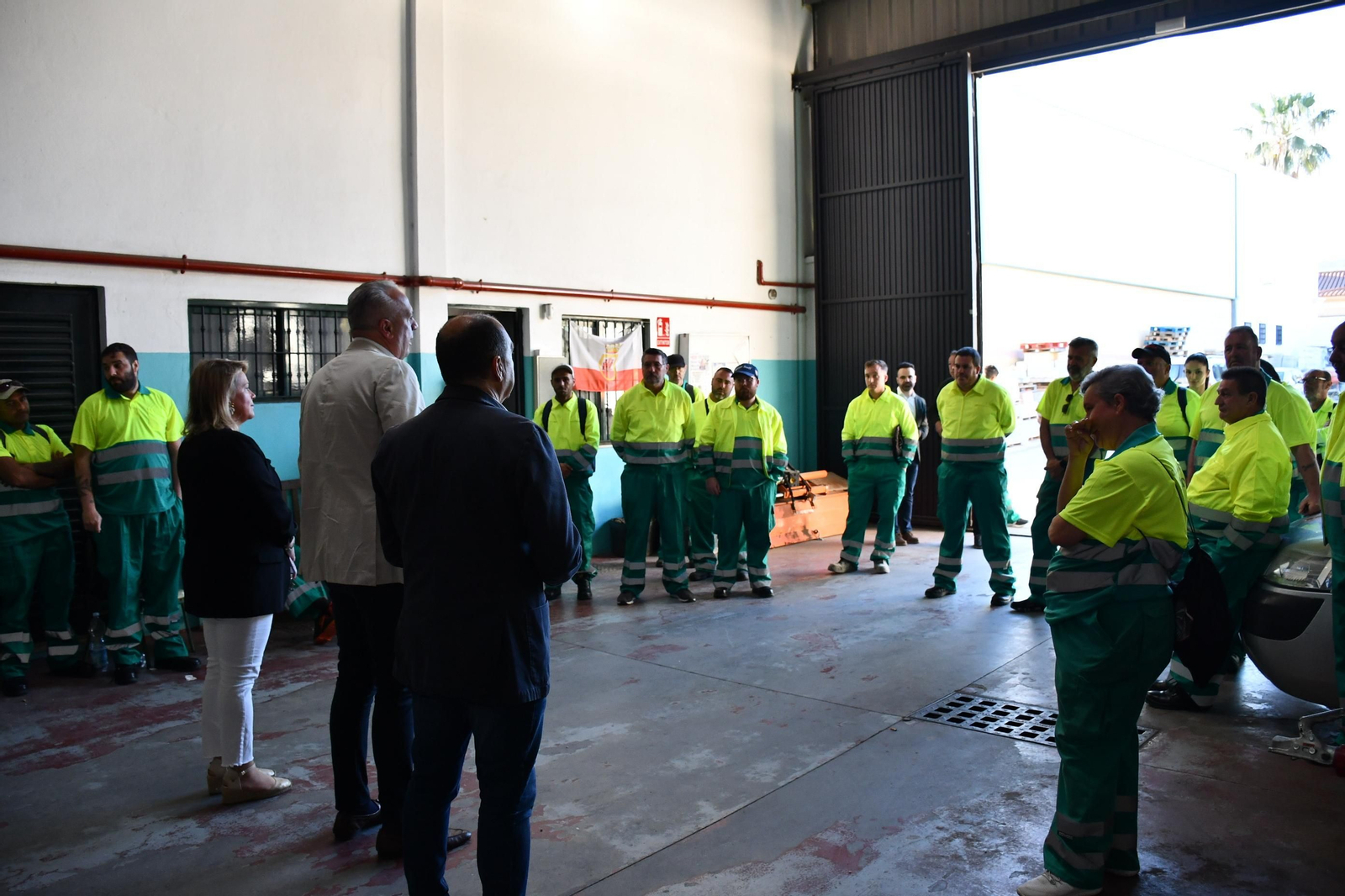 Trabajadores de un plan de empleo de Emadesa.