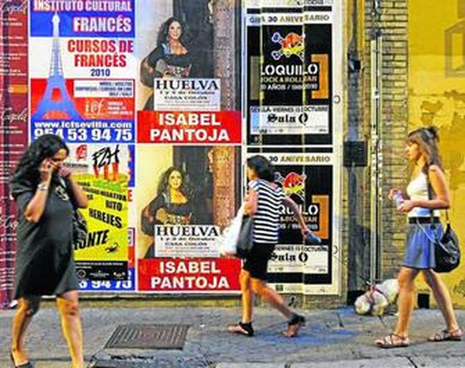 Cartel de Isabel Pantoja en la calle Trajano, junto a la gira de los 30 años de Loquillo.