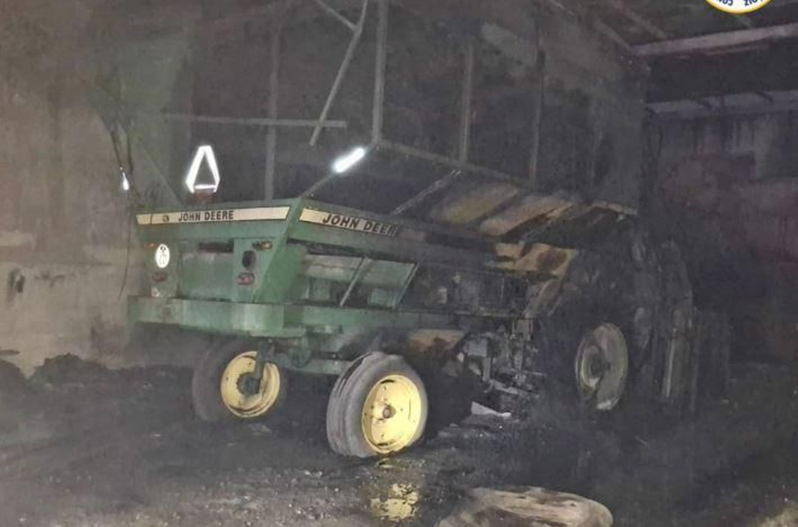 Cosechadora quemada en el incendio de una nave en Estella.