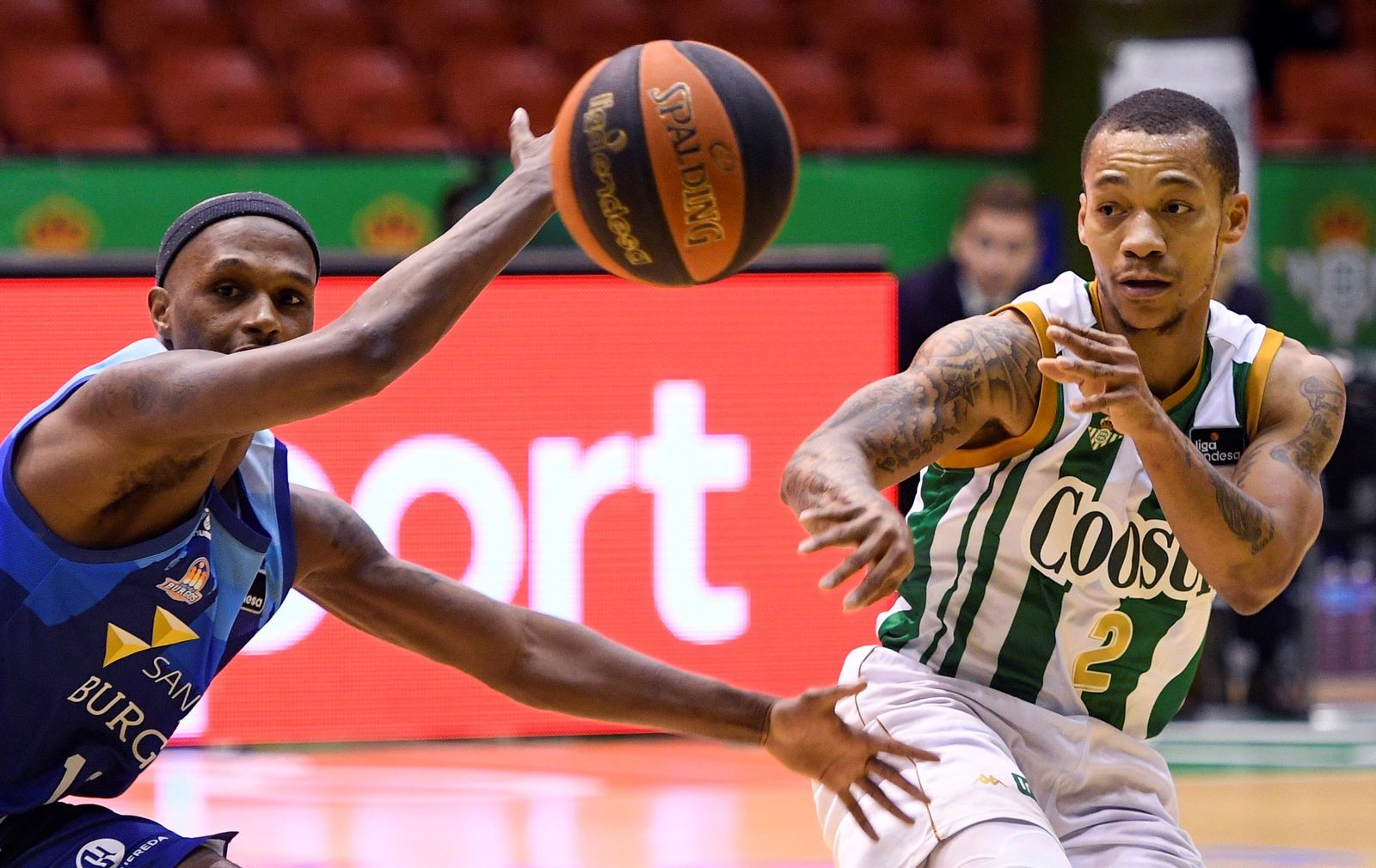 Randle da un pase ante McFadden.