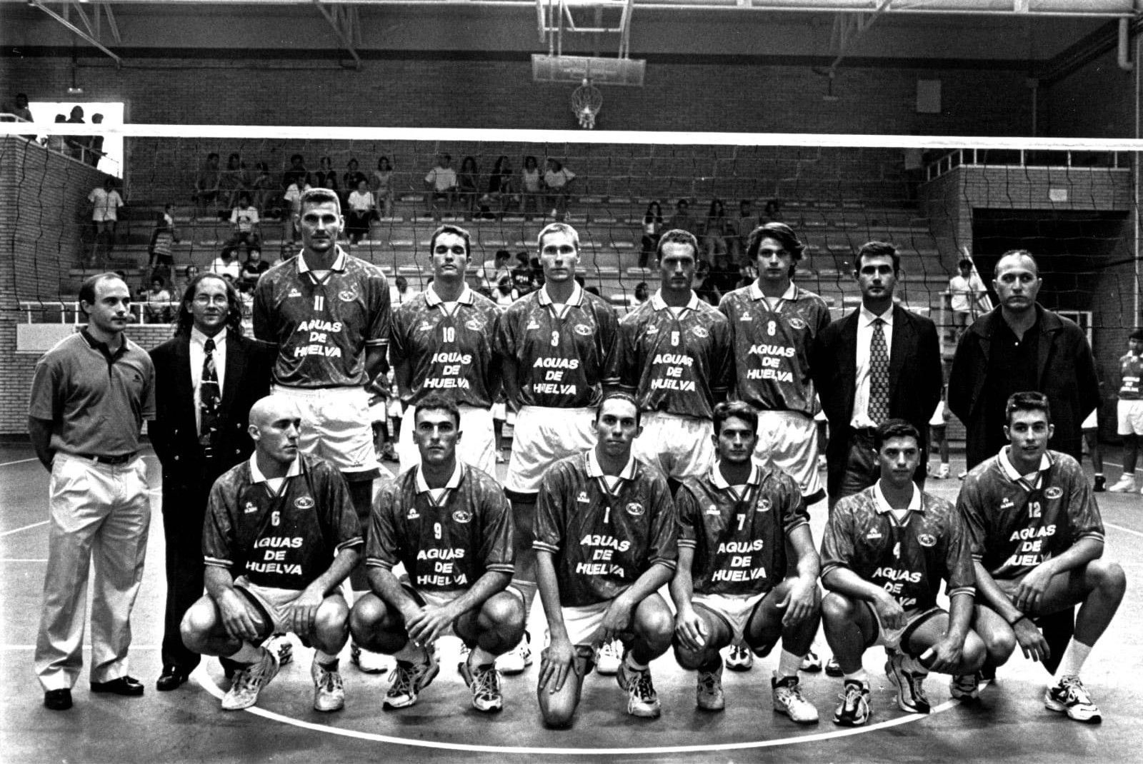 Una plantilla del Aguas de Huelva hace 20 años; abajo, foto tomada el viernes; de izq. a derecha R. Lozano, Pepe Delgado, Rubén Barba, M. Milanov, Benabat, Benito Macías, S. Atencia, Paco Garrido, Lobato, O. Villegas y Eduardo.
