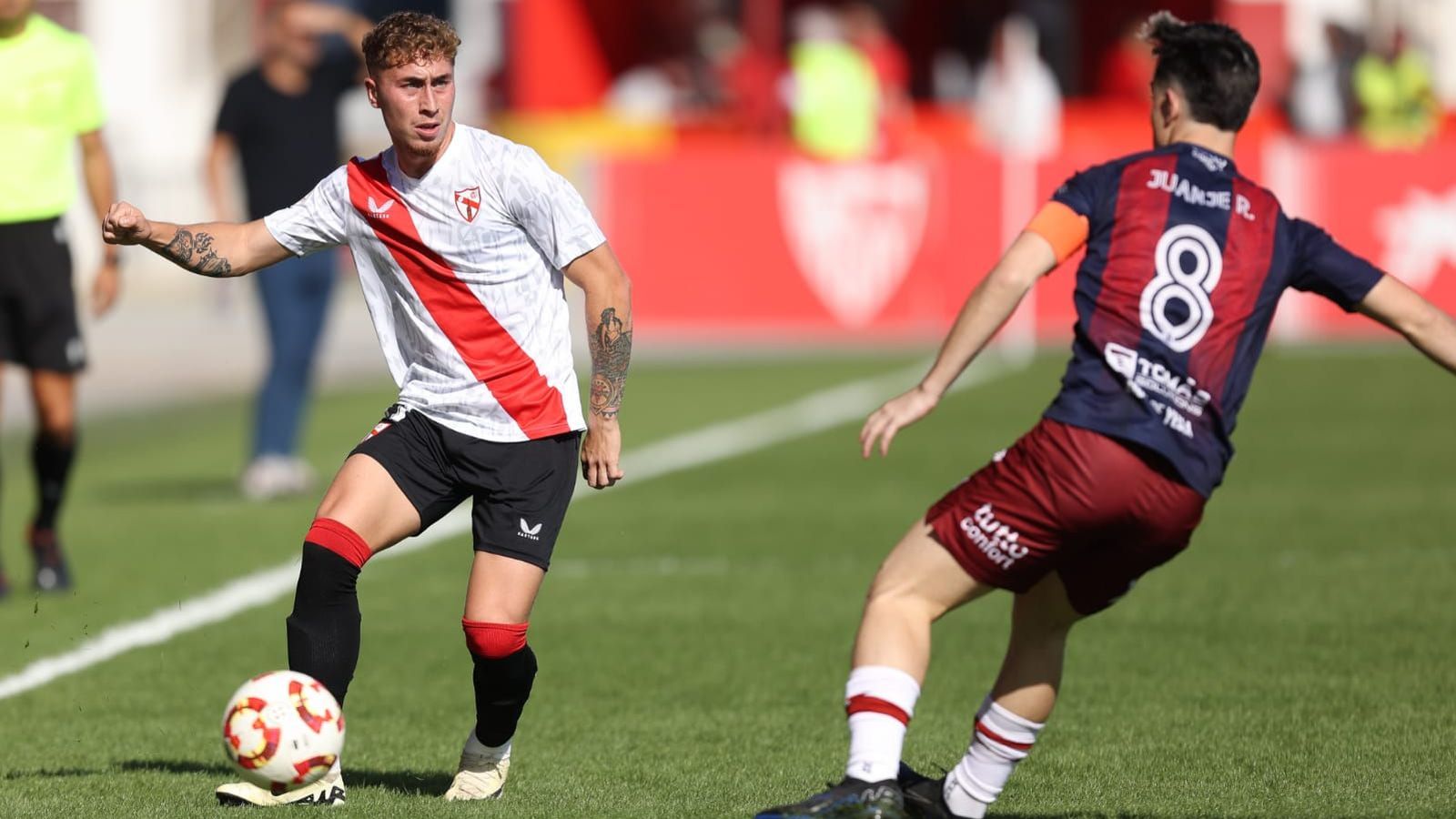 Darío Benavides encara a Juanje, del Yeclano Deportivo.