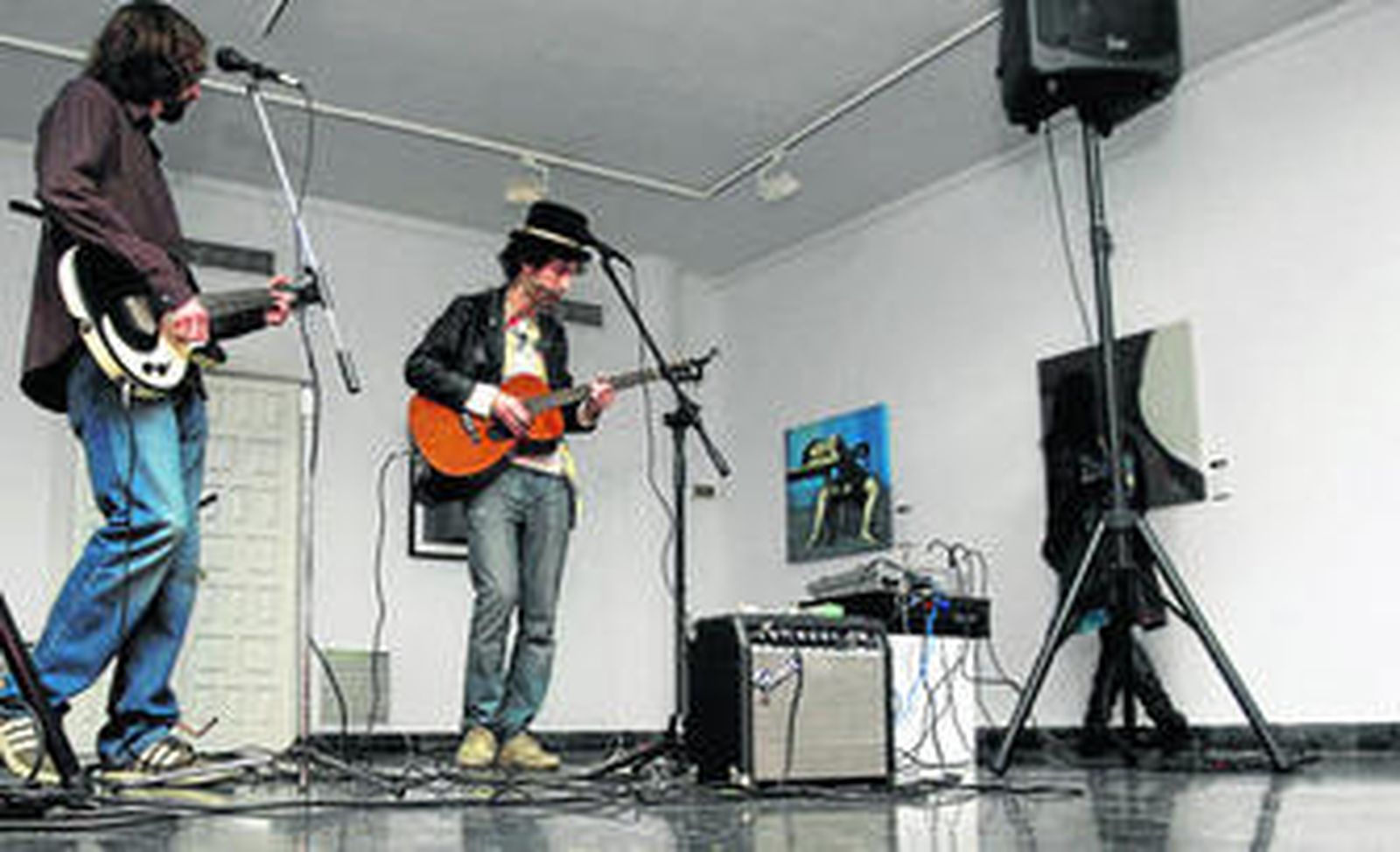 Imagen del grupo linense durante una actuación en la galería Manolo Alés de La Línea.