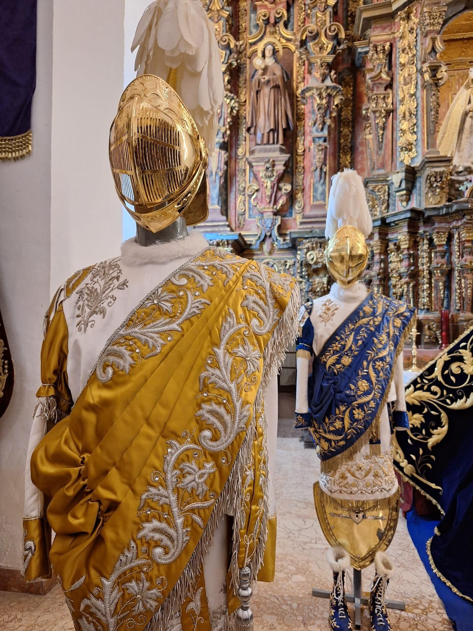 La exposición sobre los estrenos de la Semana Santa de 2024 de Puente Genil, en imágenes