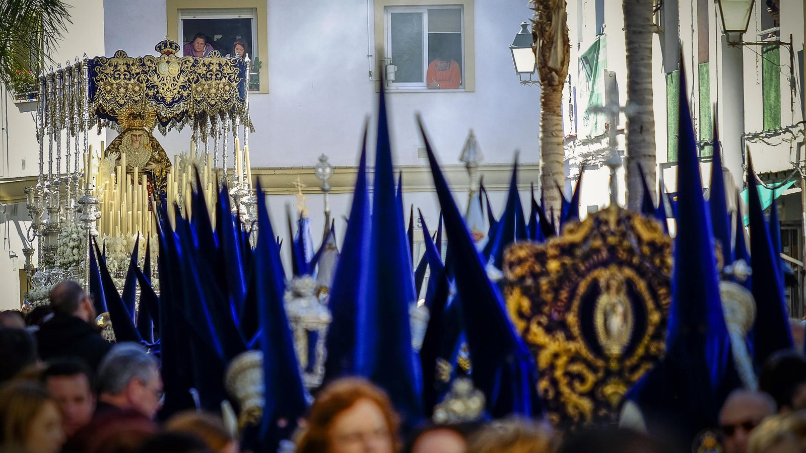 La Virgen de las Penas al fondo de un mar de capirotes.