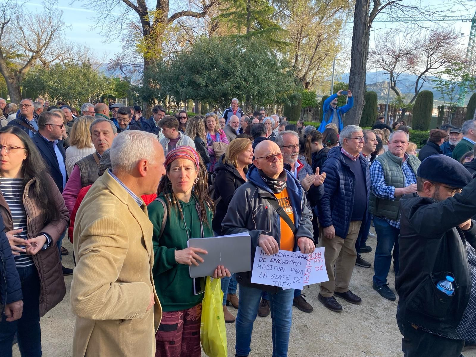 Manifestación en La Alameda contra el paso de ambulancias