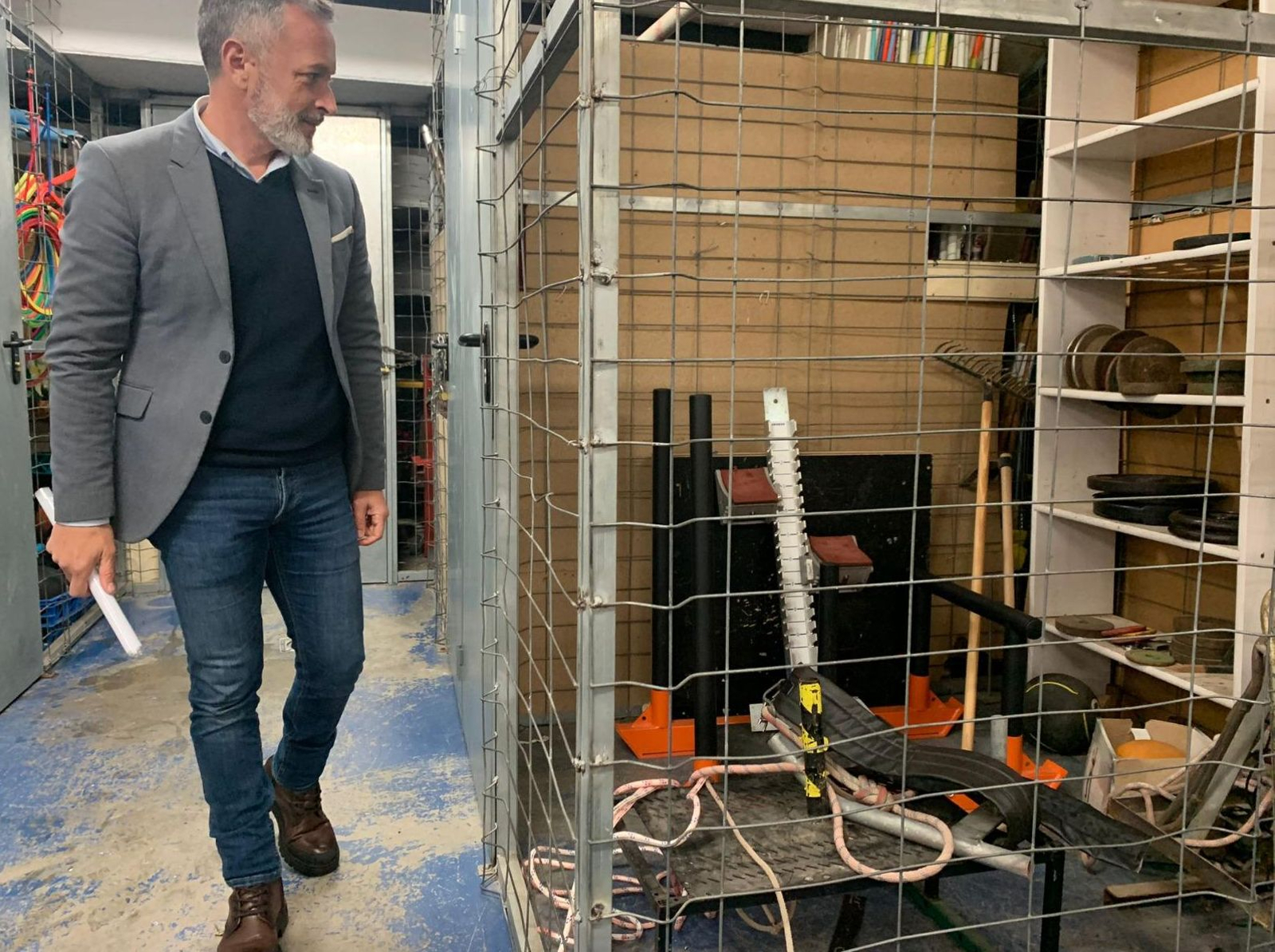 Visita del dipuitado socialista Rafael Recio a las instalaciones de atletismo del CEAR Cartuja.