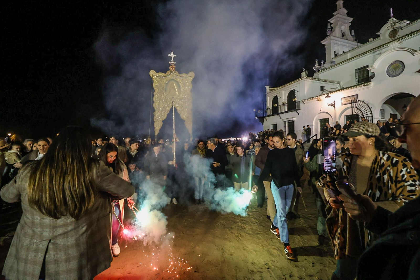 Fotografías de ambiente y del rezo del Rosario por el entorno de la Ermita de la Virgen del Rocío con motivo de la Candelaria