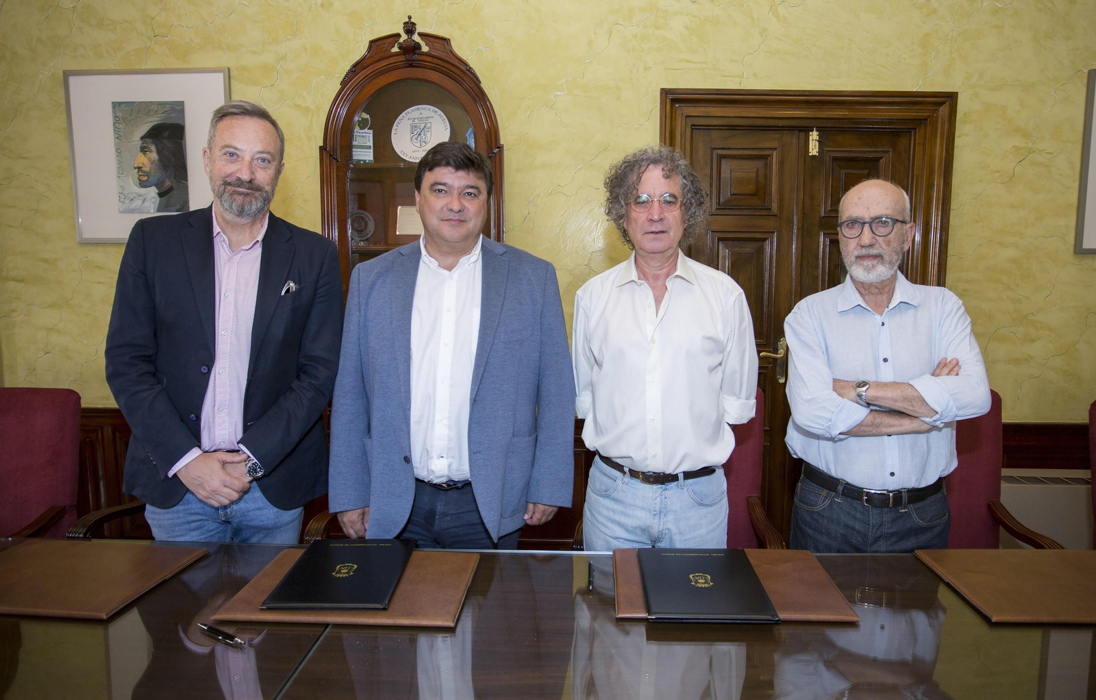 Un momento de la firma del convenio para la rehabilitación del Colegio de Ferroviarios.