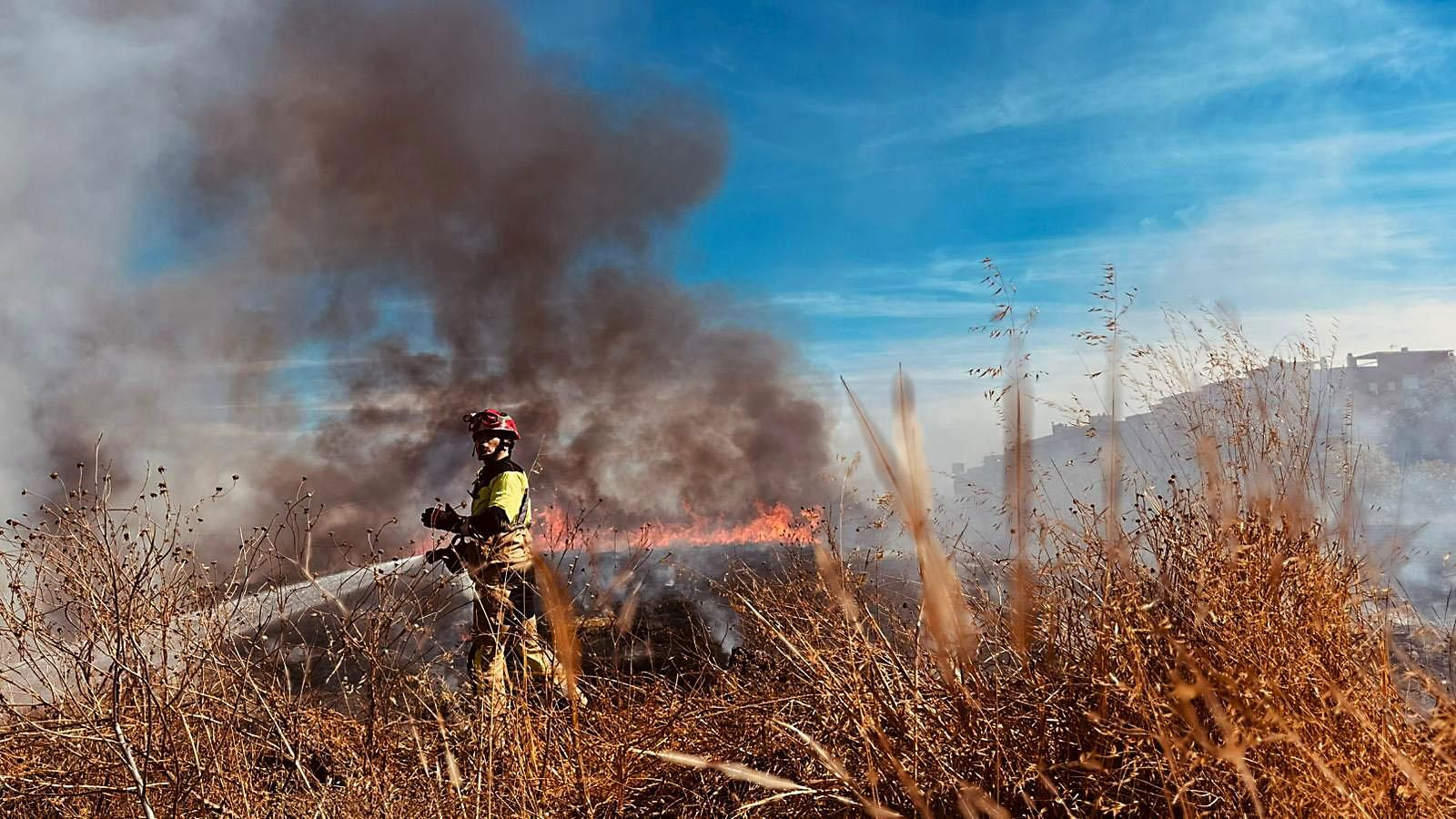 Imágenes del incendio junto al Hospital Juan Ramón Jiménez y el campo de fútbol de El Torrejón en Huelva