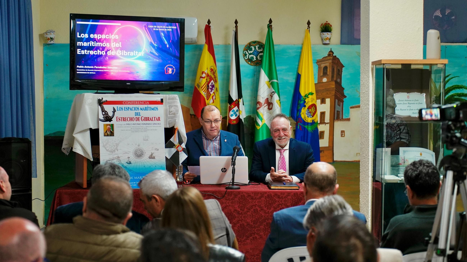 Fotos de la conferencia en Algeciras de Pablo Antonio Fernández sobre los Espacios Marítimos del Estrecho